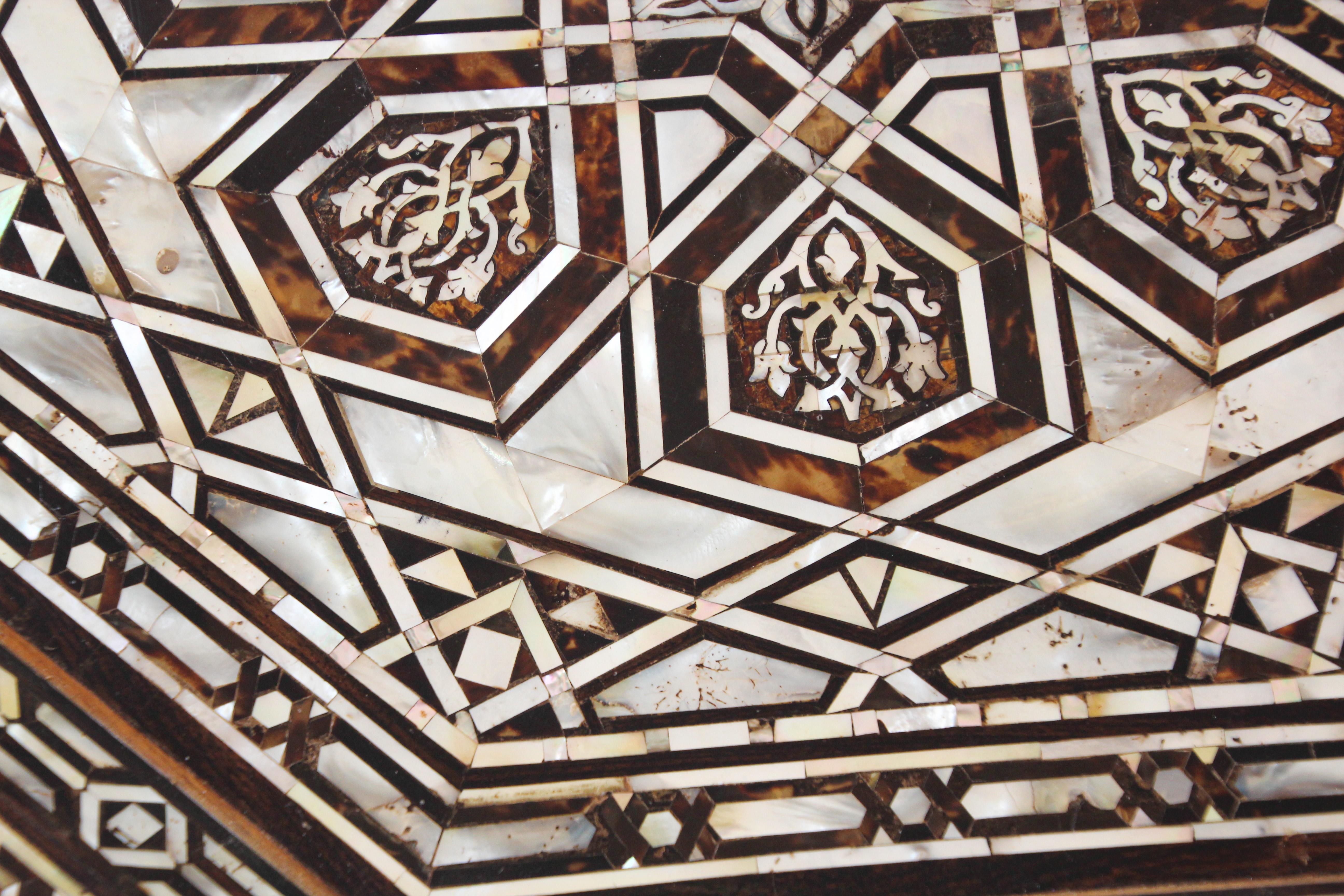 Große maurische Sockeltische aus dem Nahen Osten mit Intarsien aus Muscheln, 19. Jahrhundert im Angebot 13