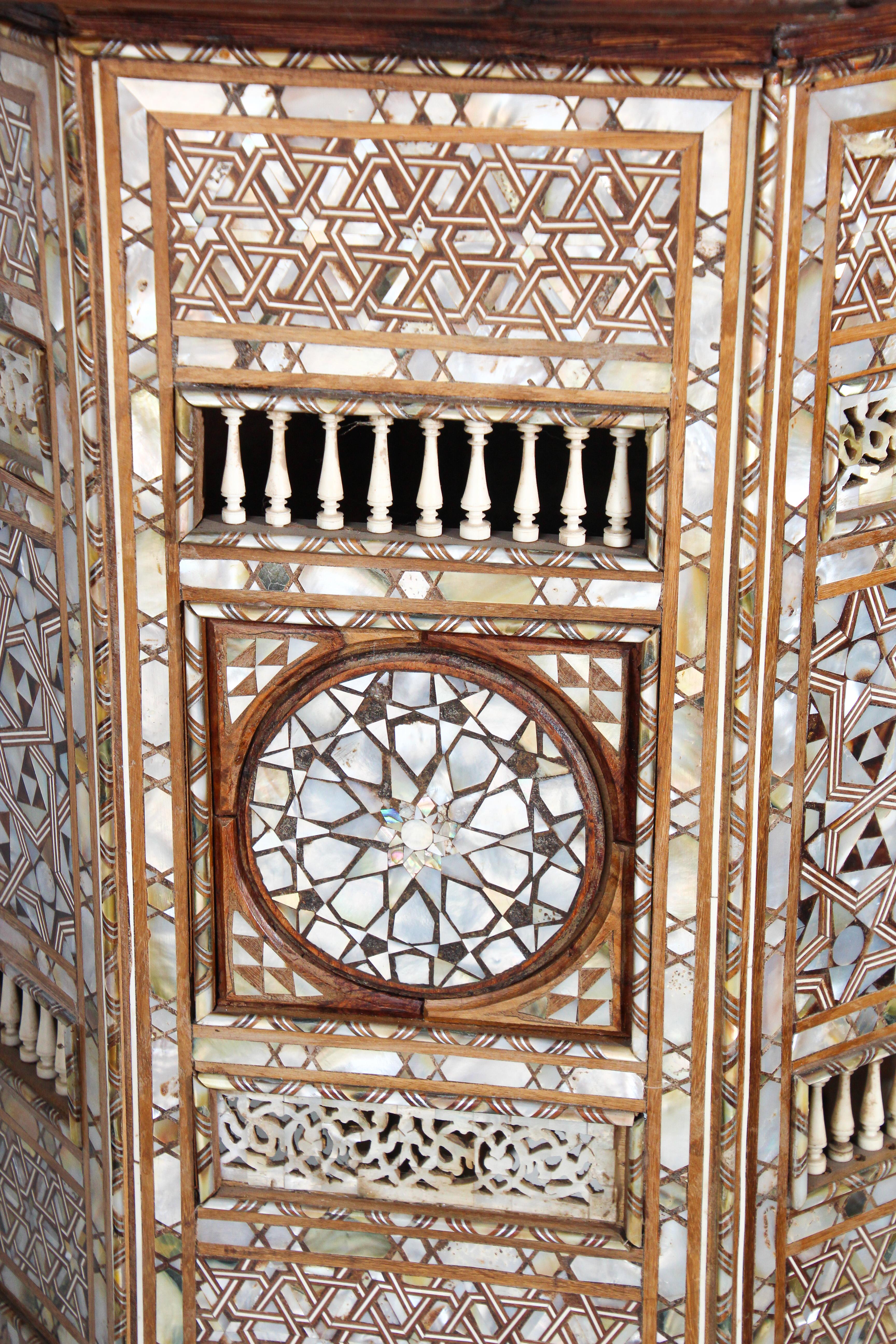 Große maurische Sockeltische aus dem Nahen Osten mit Intarsien aus Muscheln, 19. Jahrhundert im Angebot 2