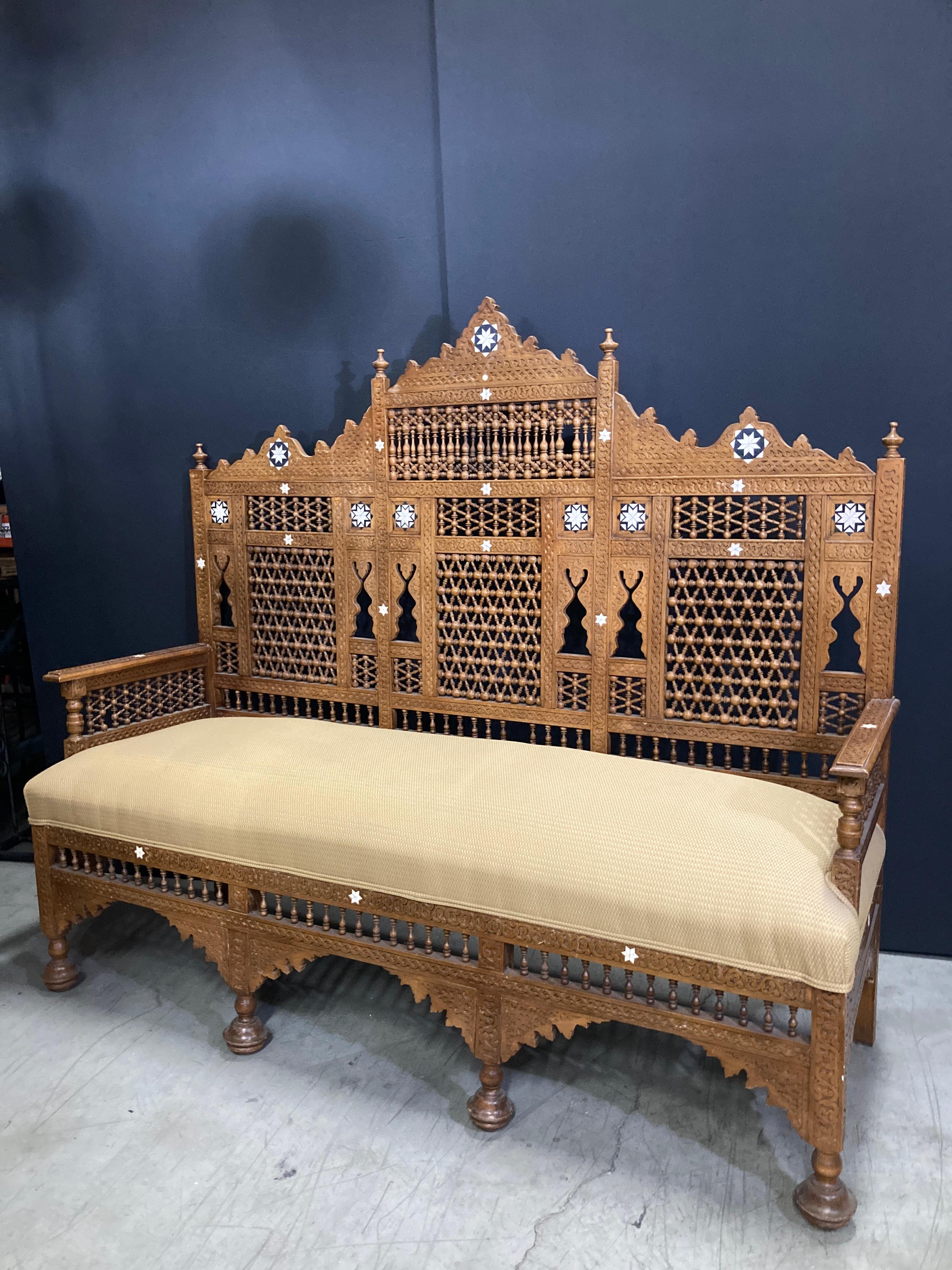 Moorish Middle Eastern Moorish Arabian Style Settee im maurischen Stil (Handgefertigt) im Angebot