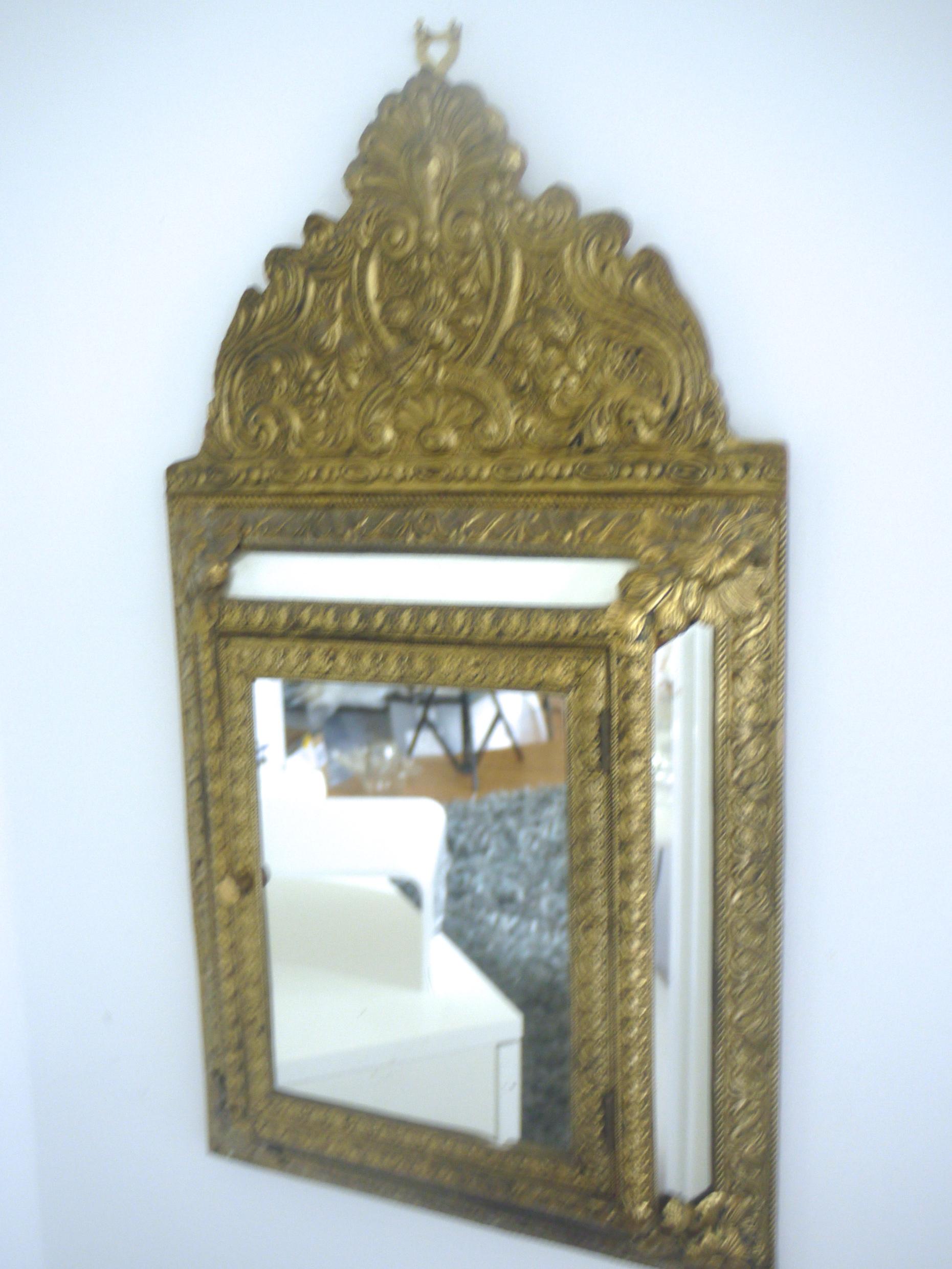 'Moorish Middle Eastern' Style Beaten Brass Wall-Mounted Mirrored Box, UK, 1955 In Good Condition For Sale In Halstead, GB