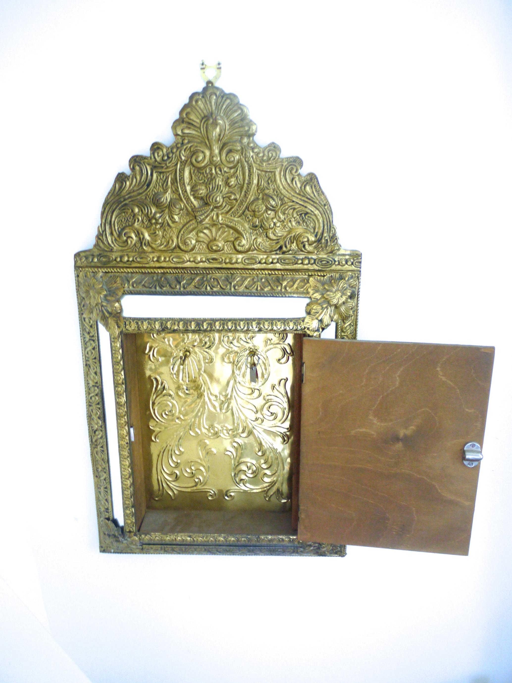 Mid-20th Century 'Moorish Middle Eastern' Style Beaten Brass Wall-Mounted Mirrored Box, UK, 1955 For Sale
