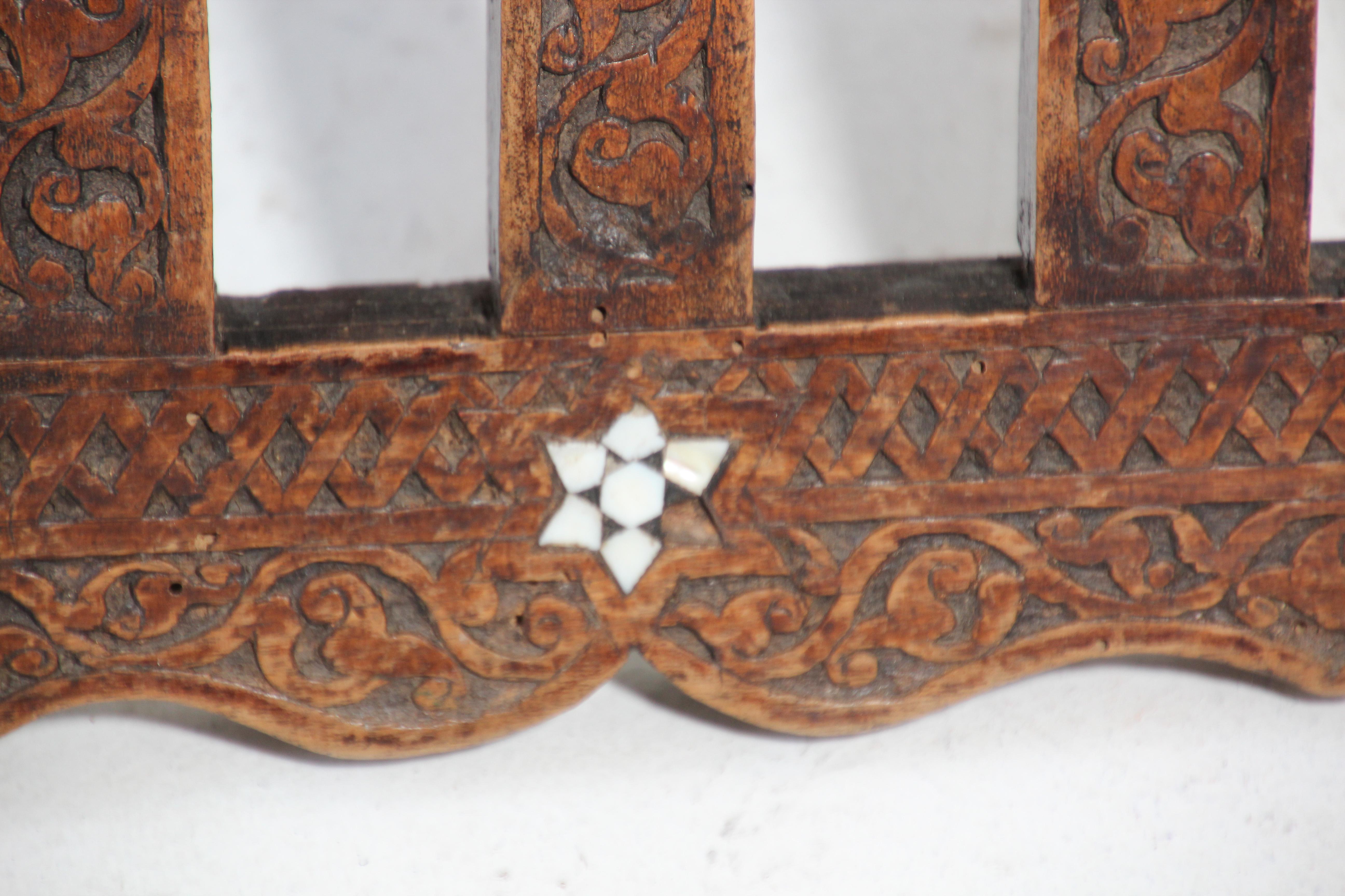 Marokkanischer klappbarer maurischer marokkanischer Stuhl mit Intarsien aus dem 19. Jahrhundert im Angebot 5