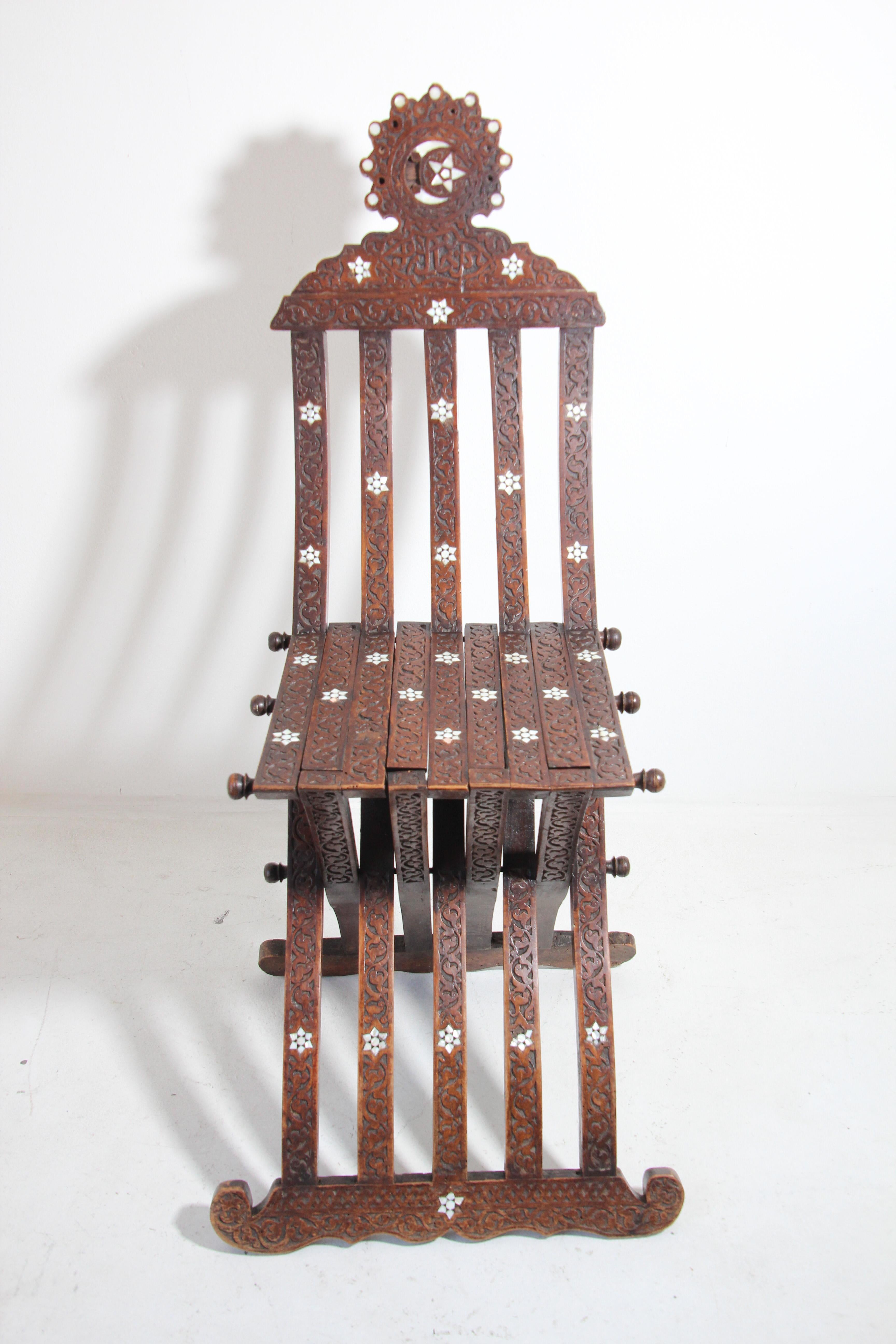 Marokkanischer klappbarer maurischer marokkanischer Stuhl mit Intarsien aus dem 19. Jahrhundert im Angebot 7