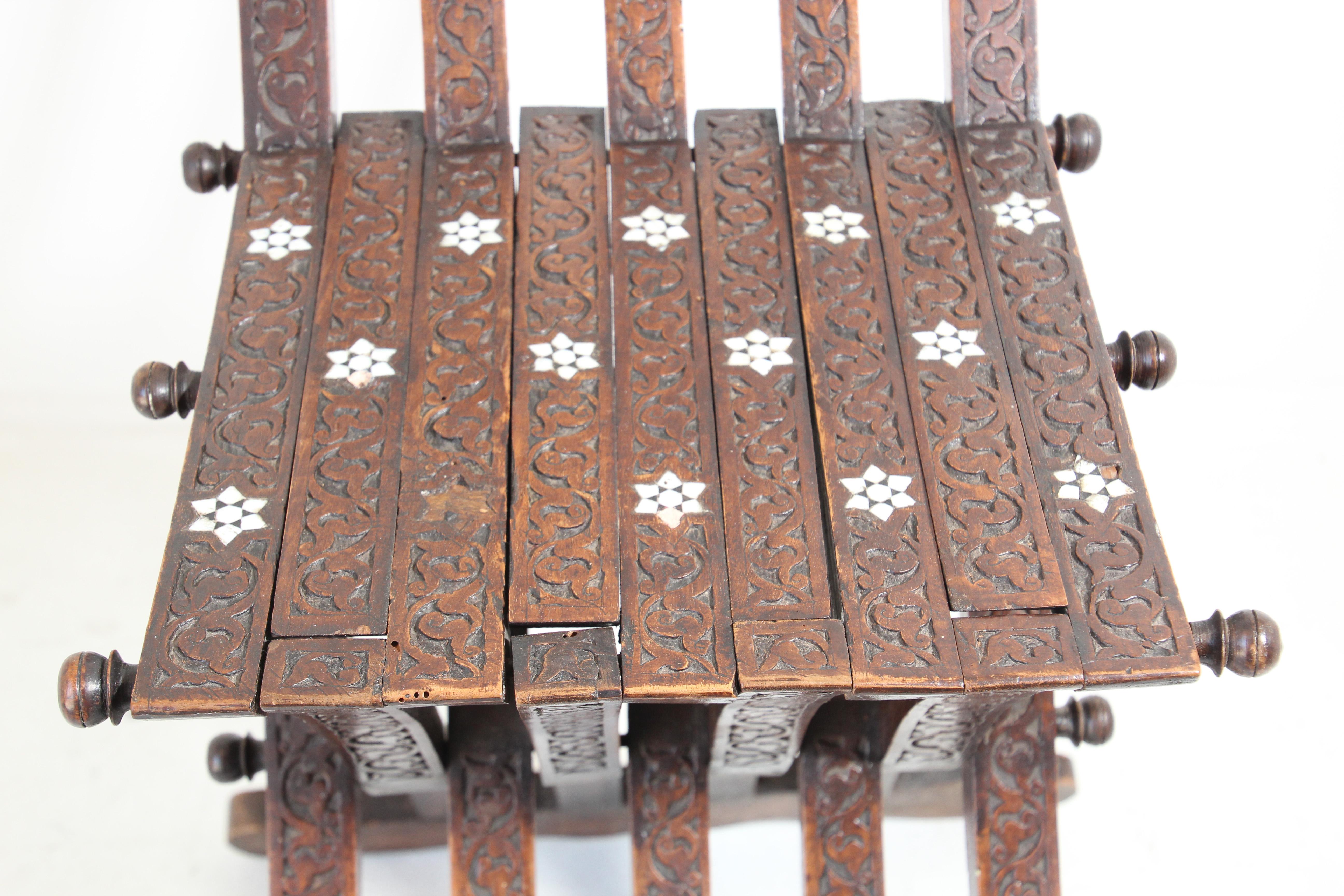 Marokkanischer klappbarer maurischer marokkanischer Stuhl mit Intarsien aus dem 19. Jahrhundert im Angebot 8
