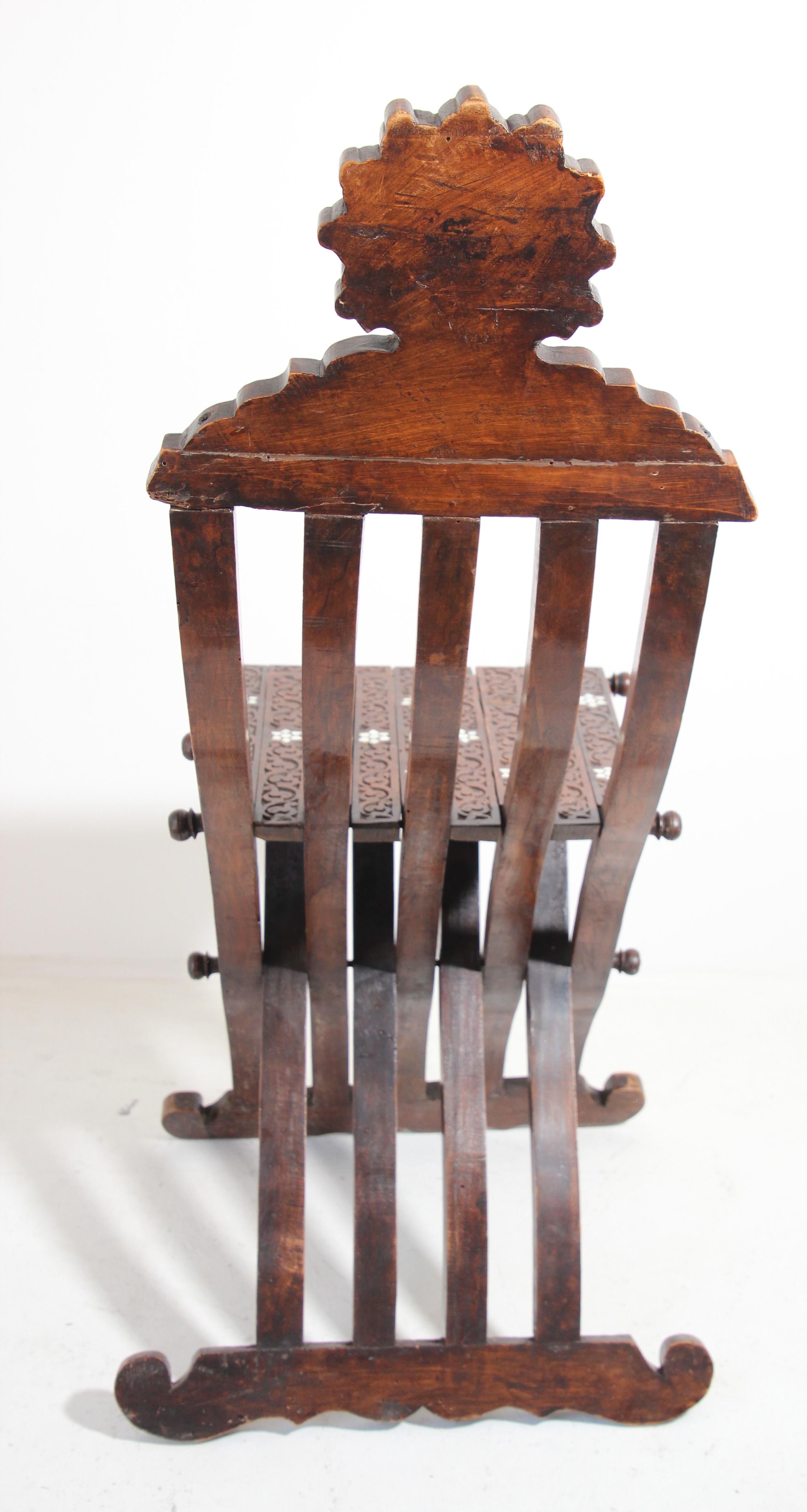 Marokkanischer klappbarer maurischer marokkanischer Stuhl mit Intarsien aus dem 19. Jahrhundert im Angebot 11
