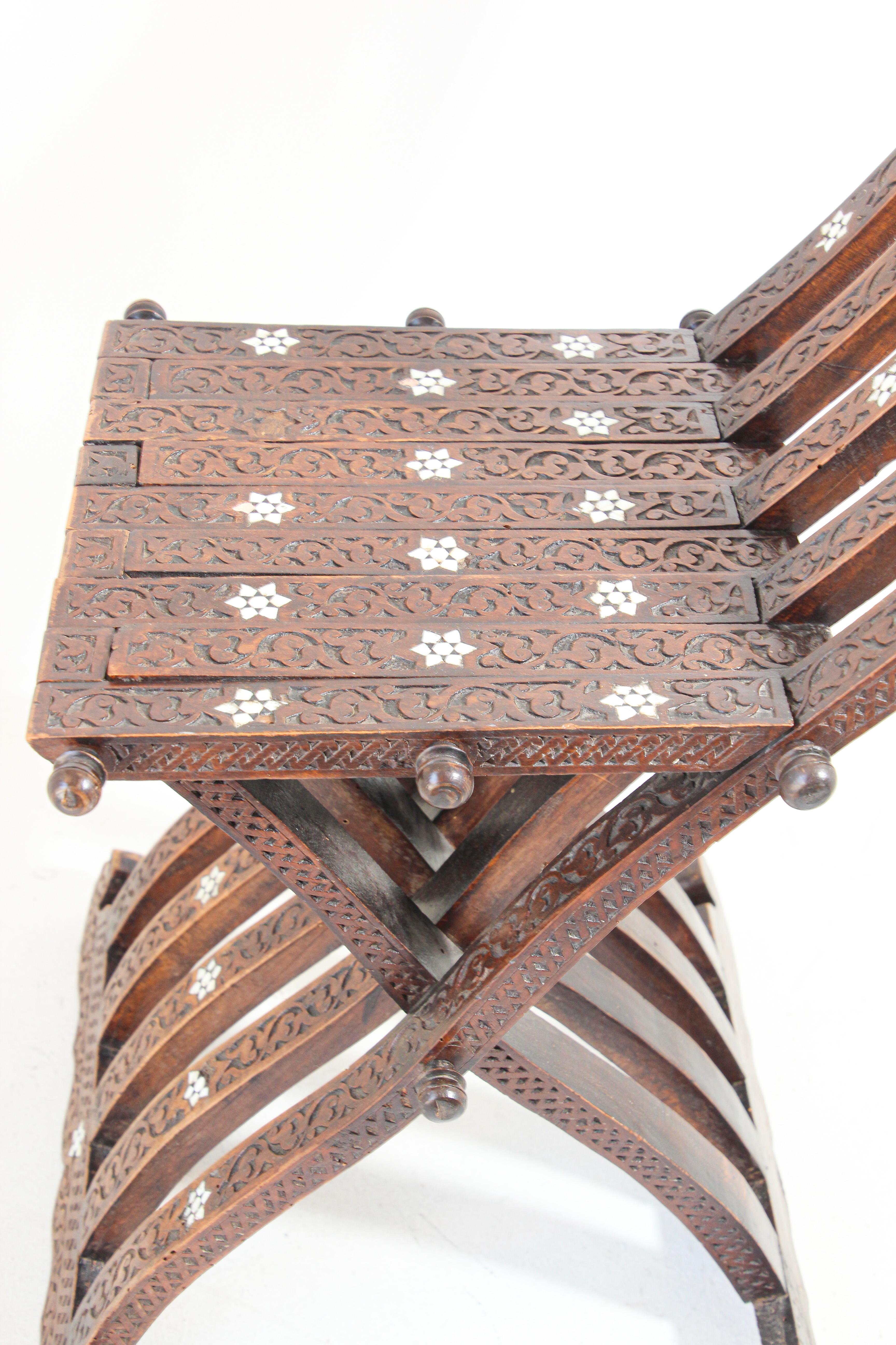 Marokkanischer klappbarer maurischer marokkanischer Stuhl mit Intarsien aus dem 19. Jahrhundert im Angebot 12