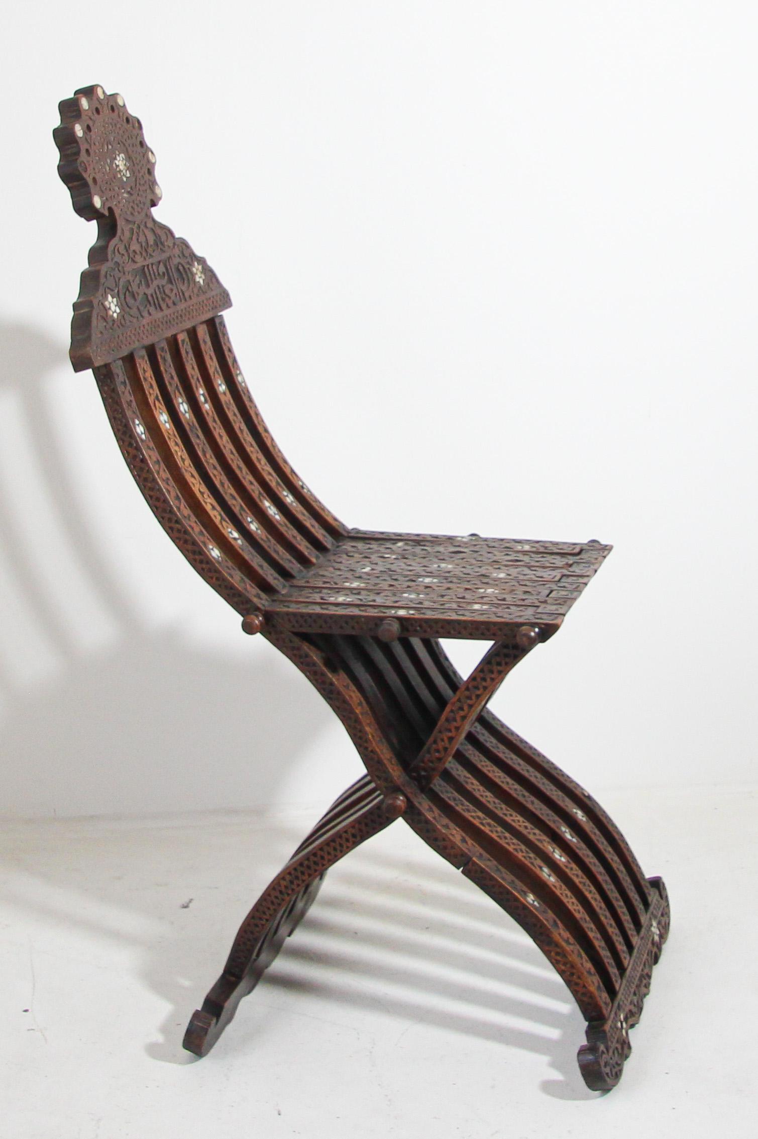 Marokkanischer klappbarer maurischer marokkanischer Stuhl mit Intarsien aus dem 19. Jahrhundert im Angebot 13