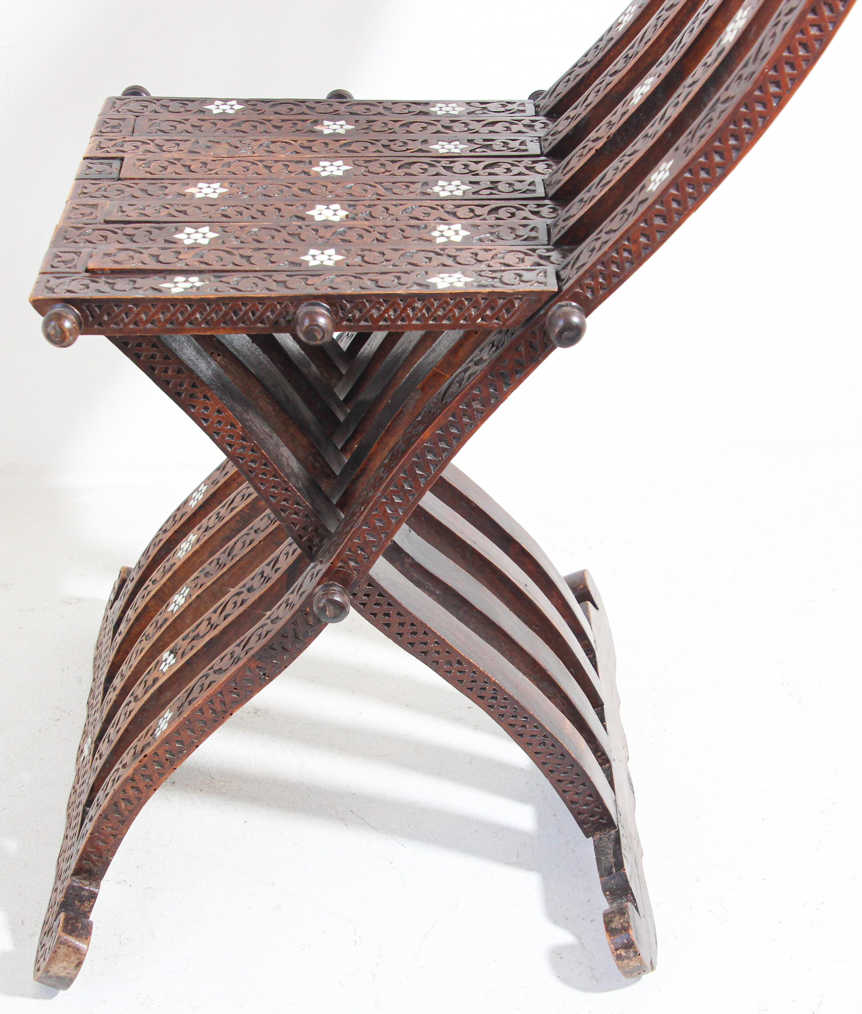 Marokkanischer klappbarer maurischer marokkanischer Stuhl mit Intarsien aus dem 19. Jahrhundert im Angebot 14