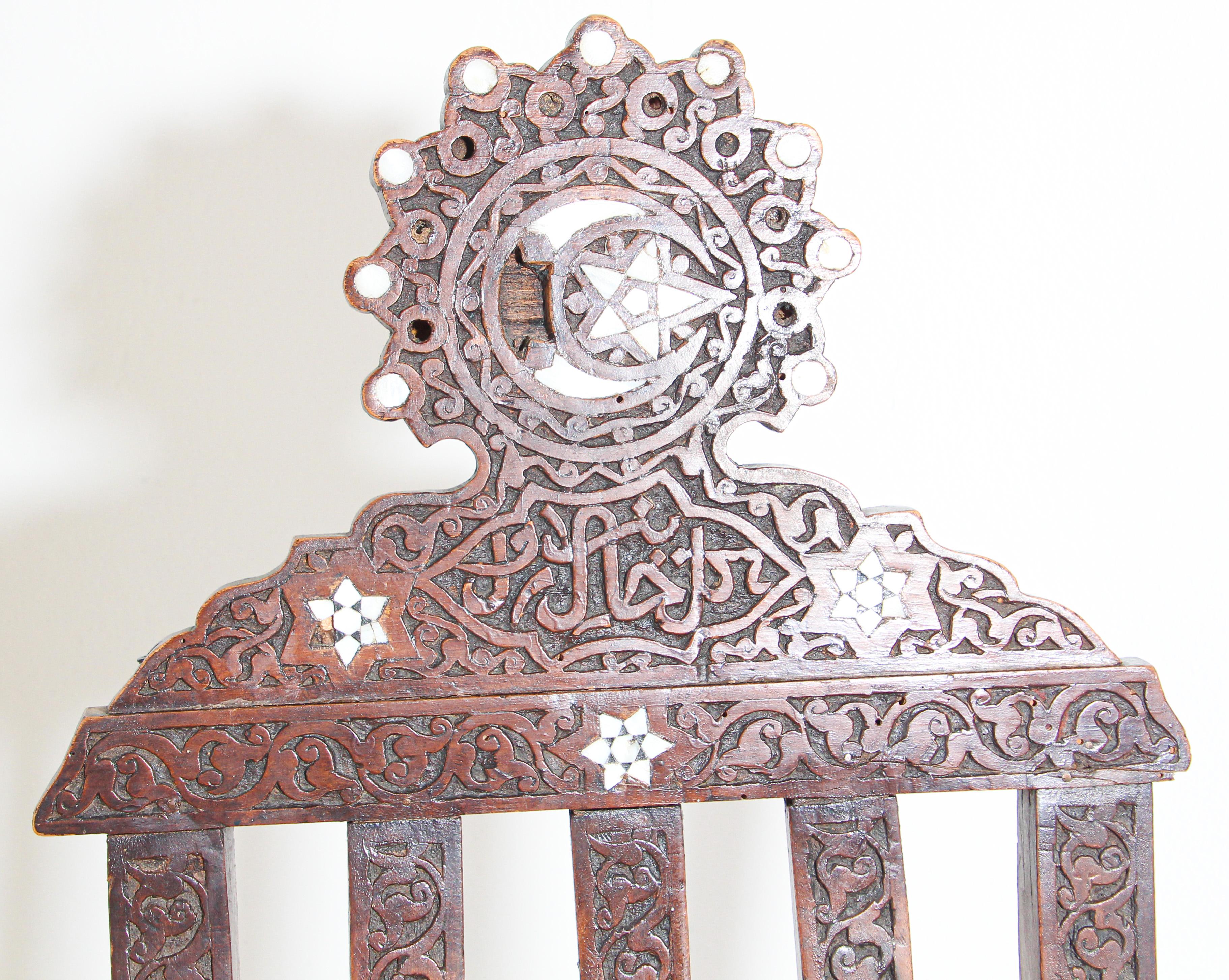 Marokkanischer klappbarer maurischer marokkanischer Stuhl mit Intarsien aus dem 19. Jahrhundert (Maurisch) im Angebot