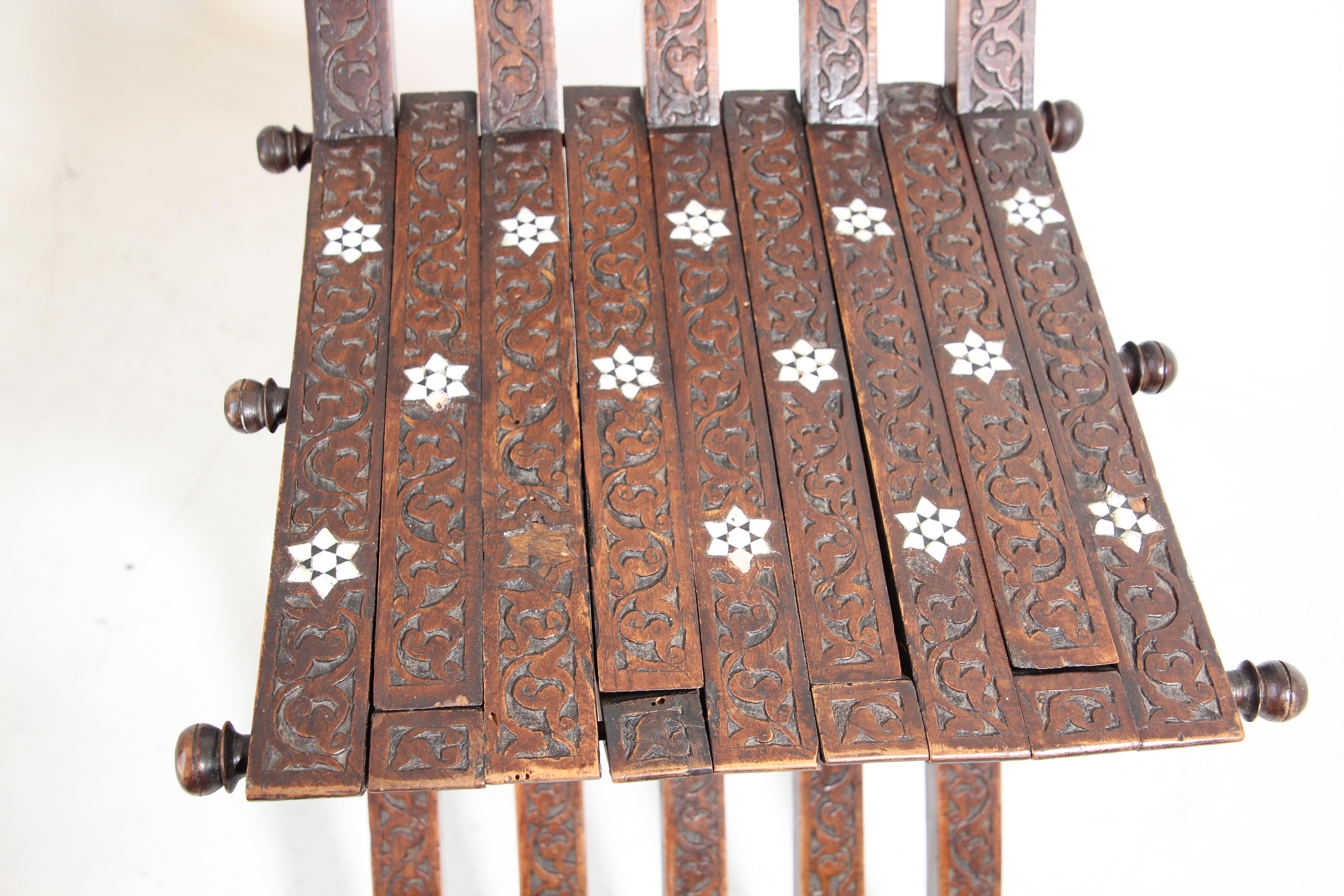 Marokkanischer klappbarer maurischer marokkanischer Stuhl mit Intarsien aus dem 19. Jahrhundert (Holz) im Angebot