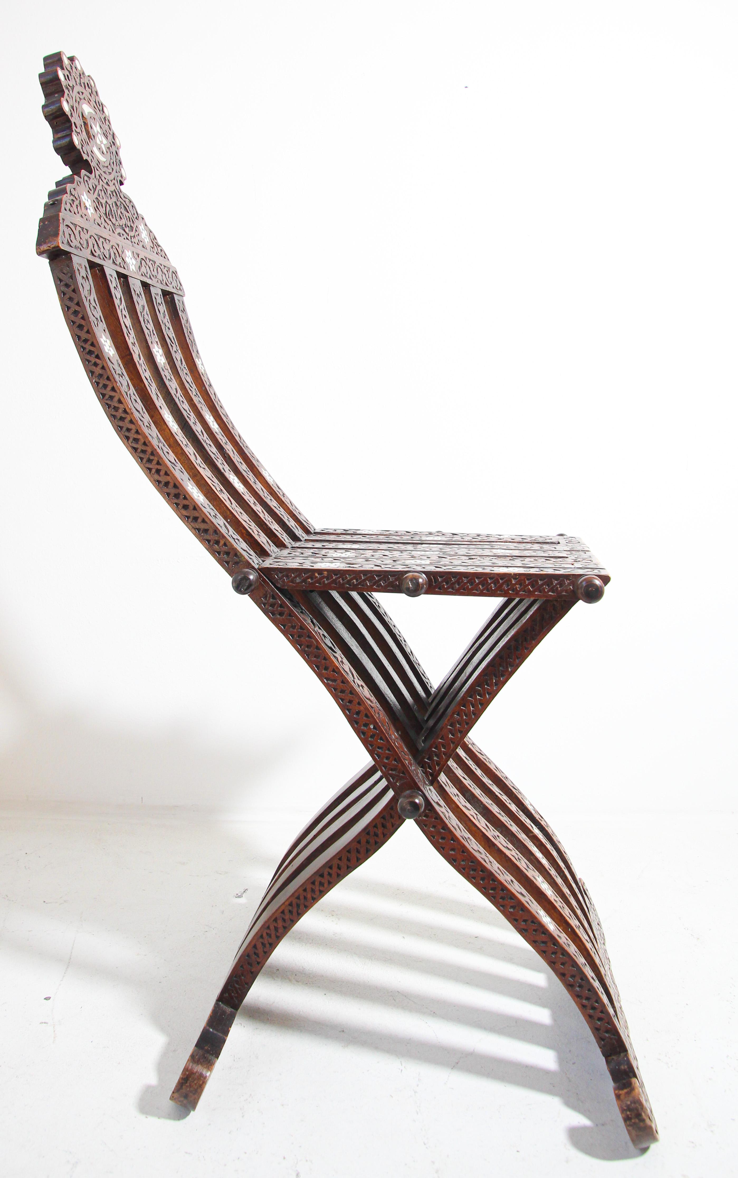 Marokkanischer klappbarer maurischer marokkanischer Stuhl mit Intarsien aus dem 19. Jahrhundert im Angebot 1