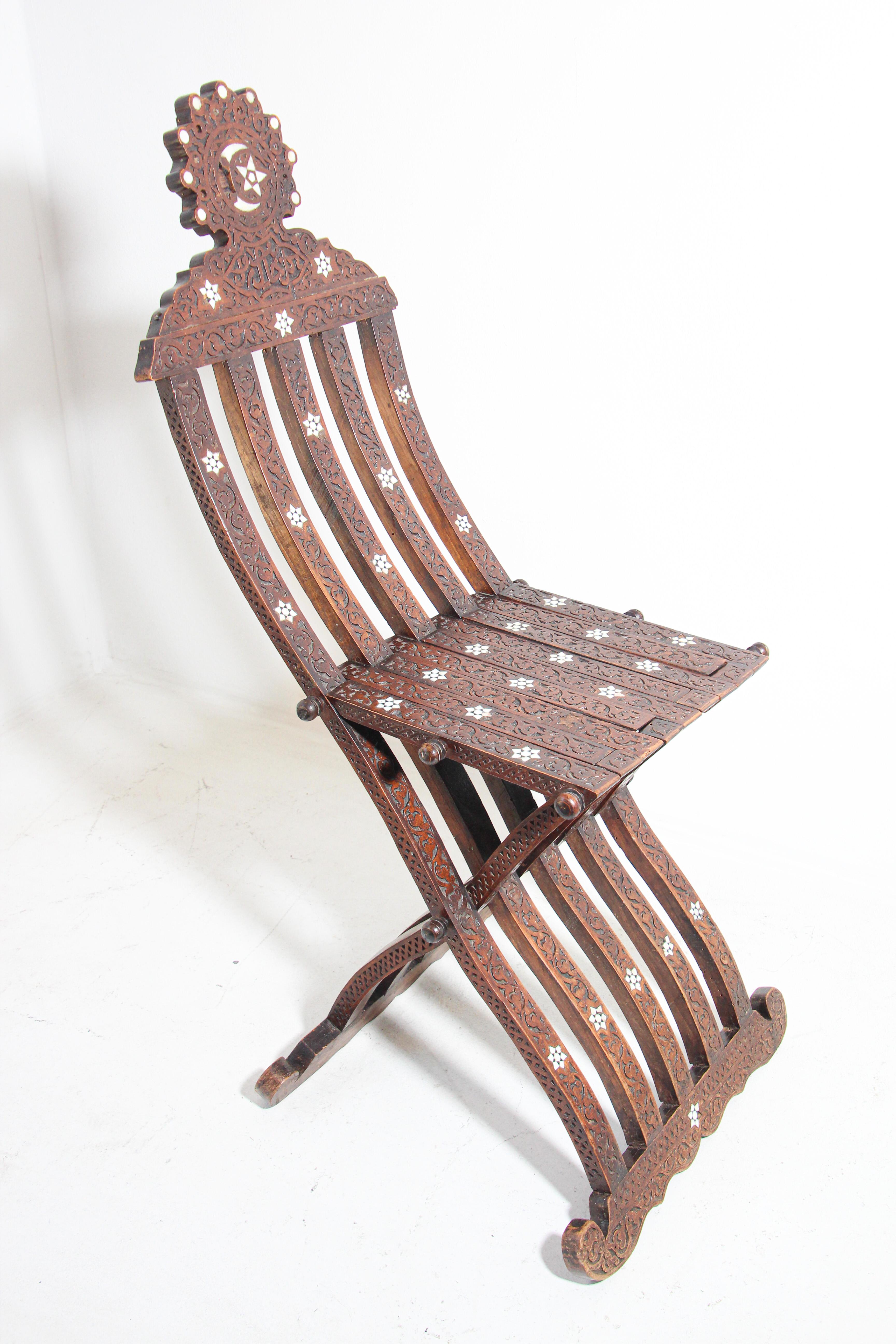 Marokkanischer klappbarer maurischer marokkanischer Stuhl mit Intarsien aus dem 19. Jahrhundert im Angebot 2