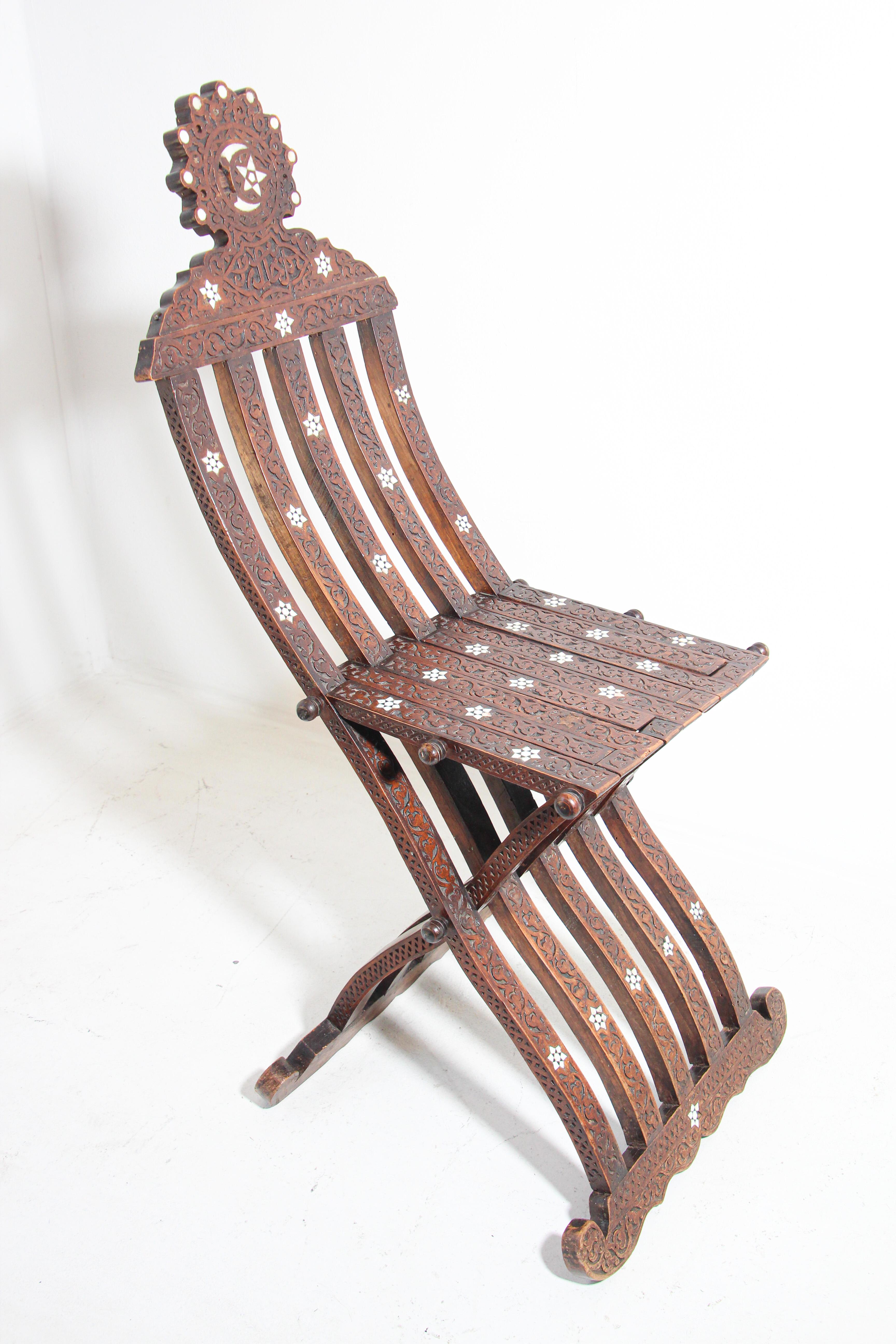 XIXe siècle Chaise pliante mauresque marocaine du 19ème siècle incrustée en vente