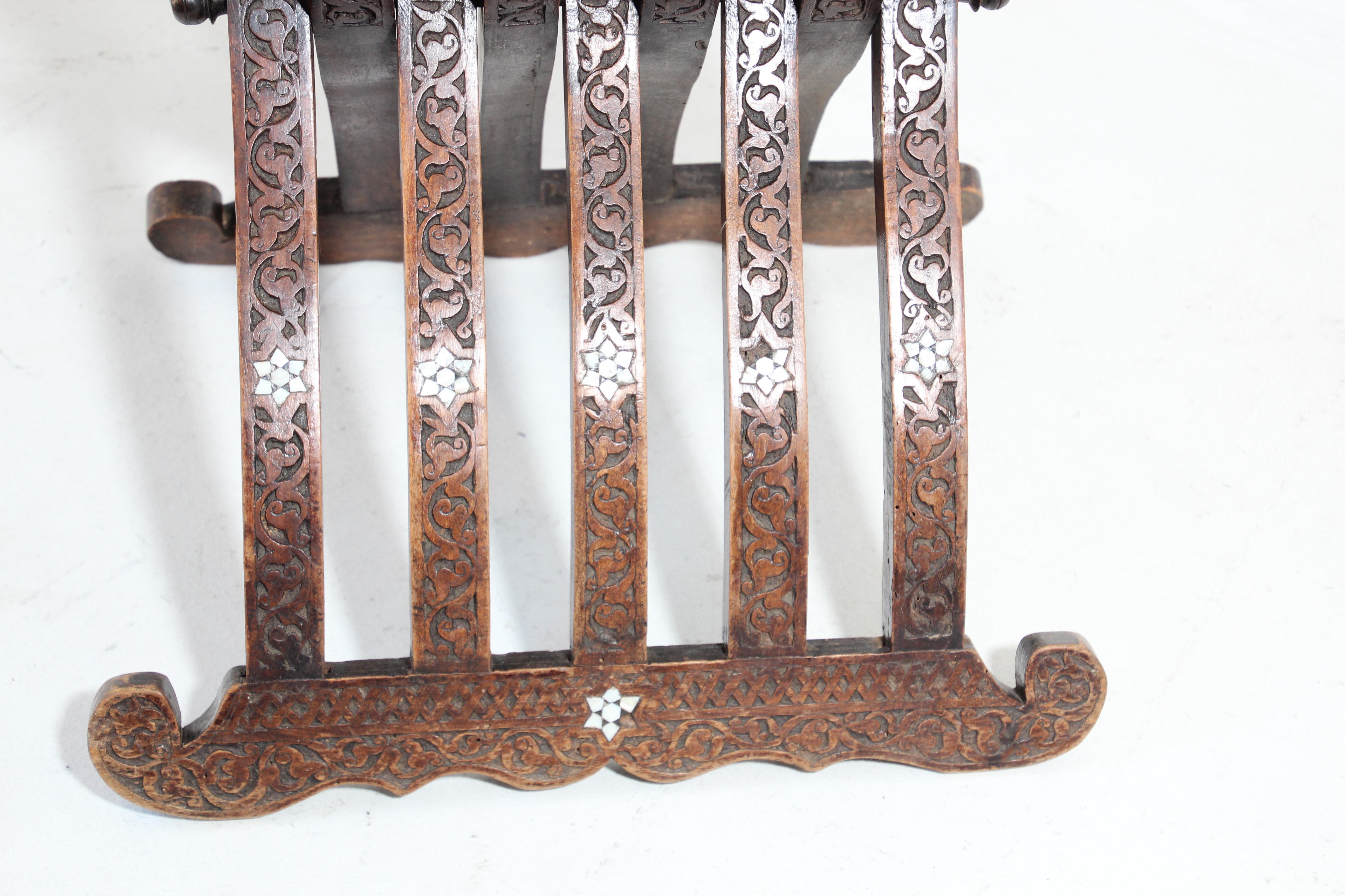 Marokkanischer klappbarer maurischer marokkanischer Stuhl mit Intarsien aus dem 19. Jahrhundert im Angebot 3