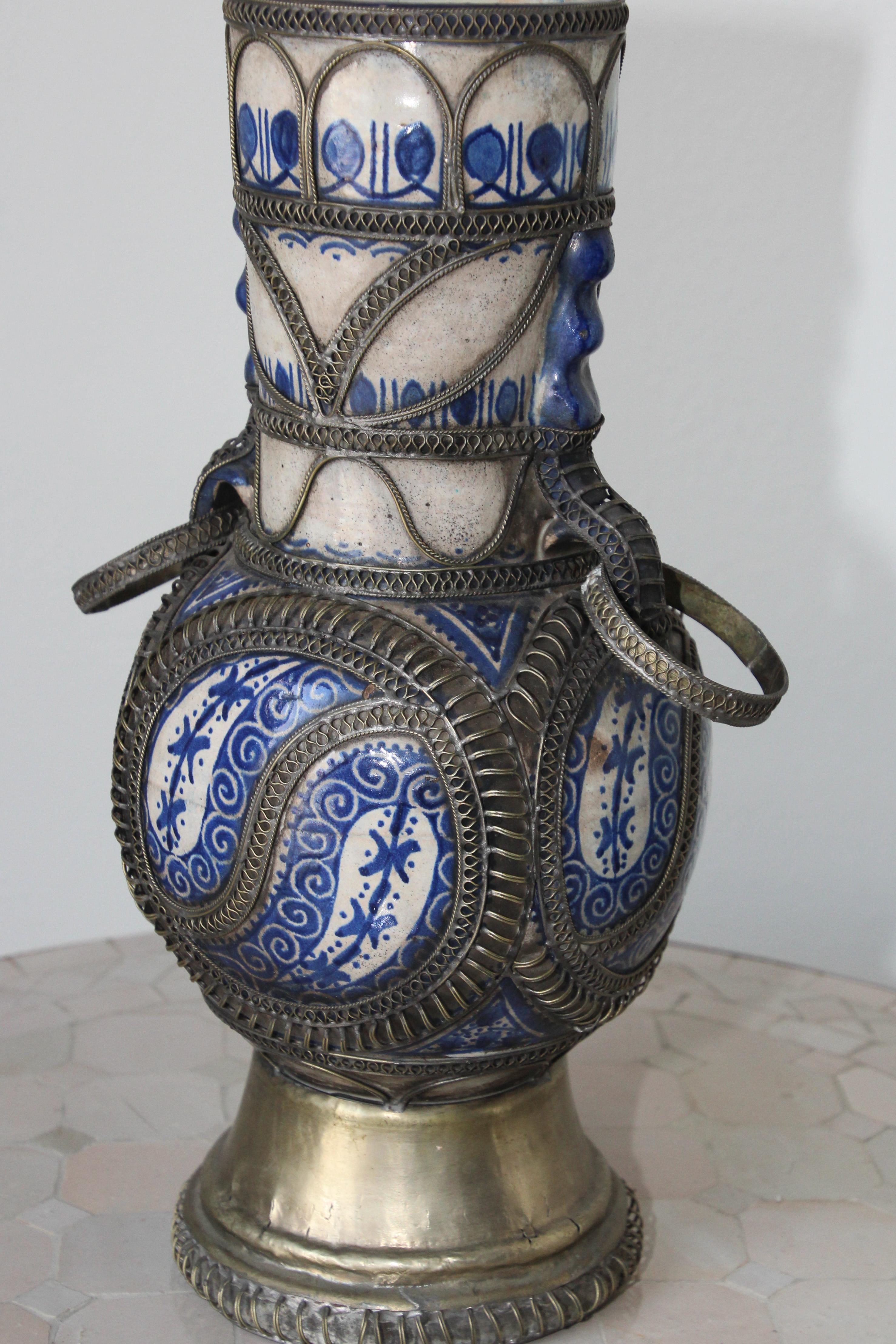 Moorish Moroccan Blue and White Ceramic Vase from Fez with Silver Filigree For Sale 3
