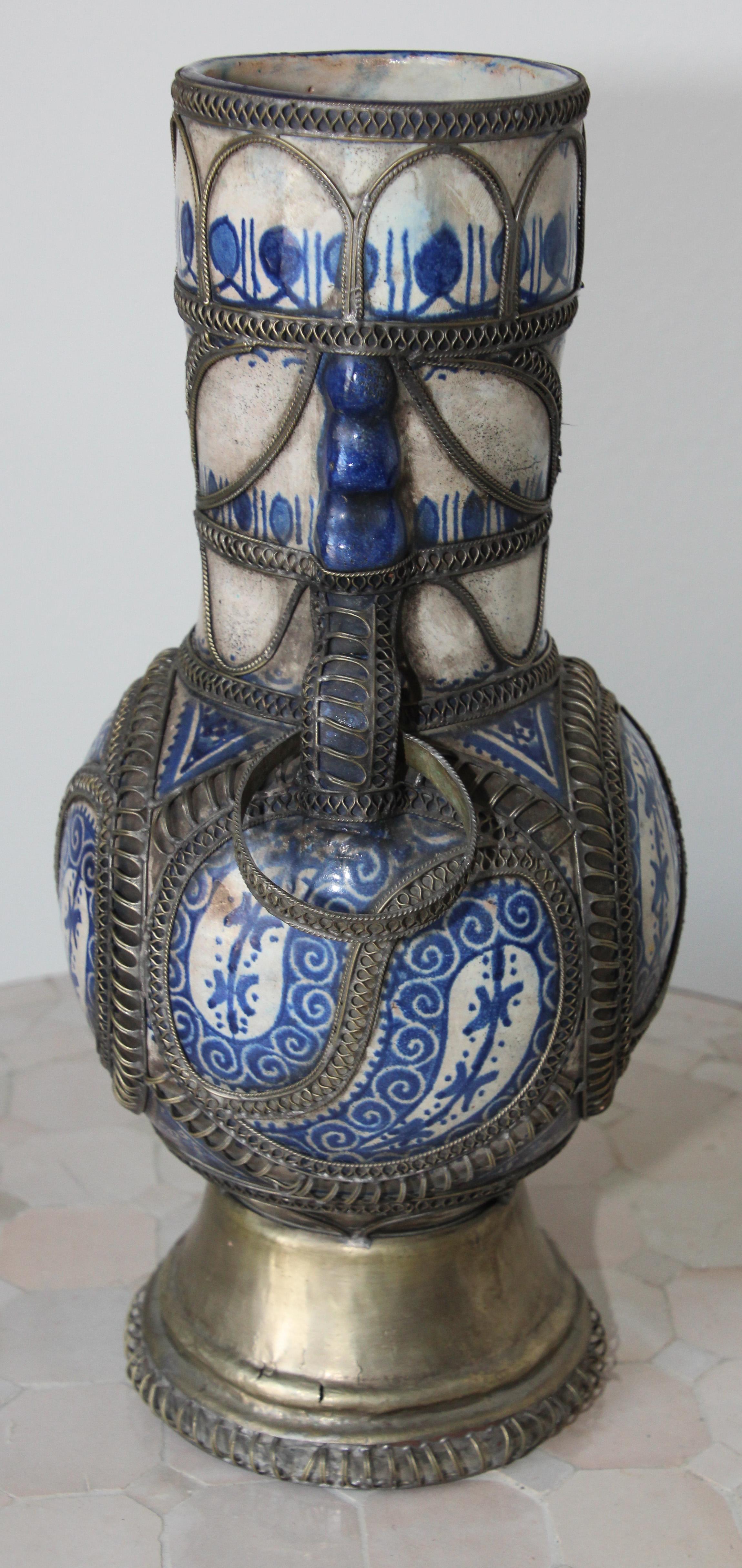 Moorish Moroccan Blue and White Ceramic Vase from Fez with Silver Filigree For Sale 4
