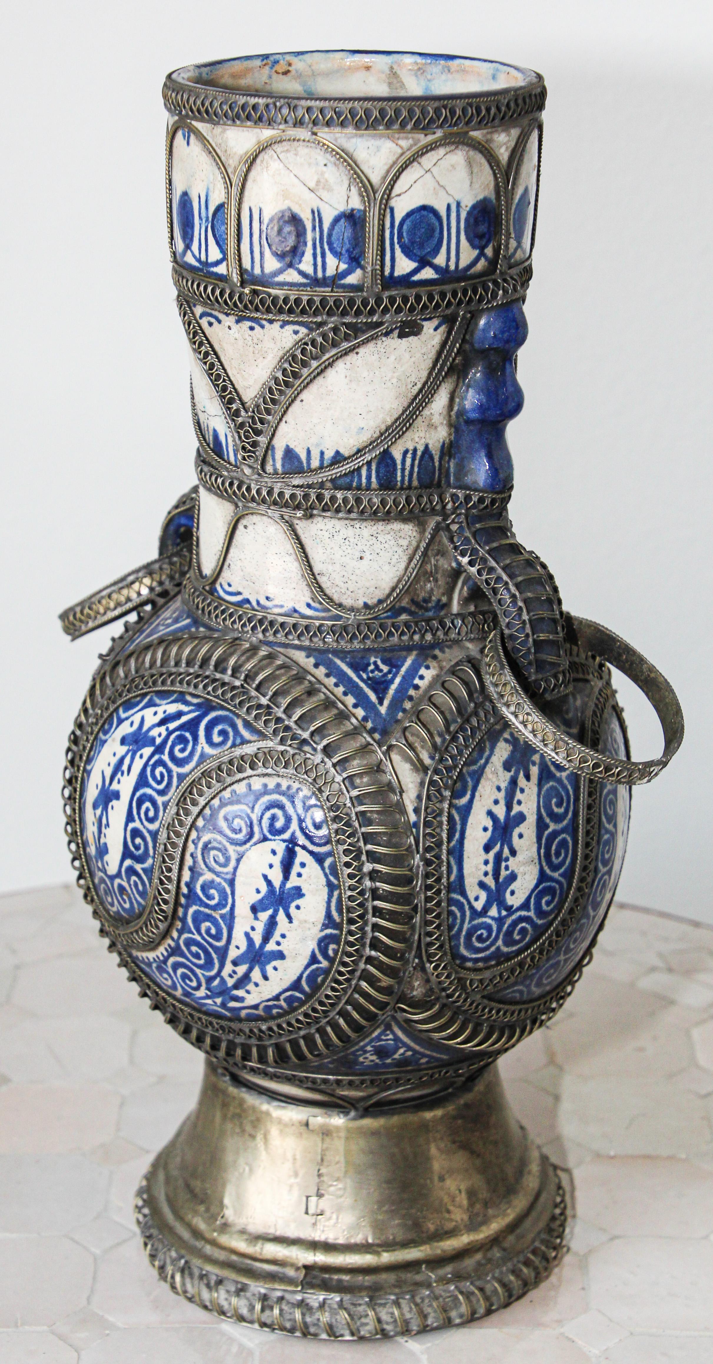 Jarrón morisco marroquí de cerámica azul y blanca de Fez con filigrana de plata en venta 4