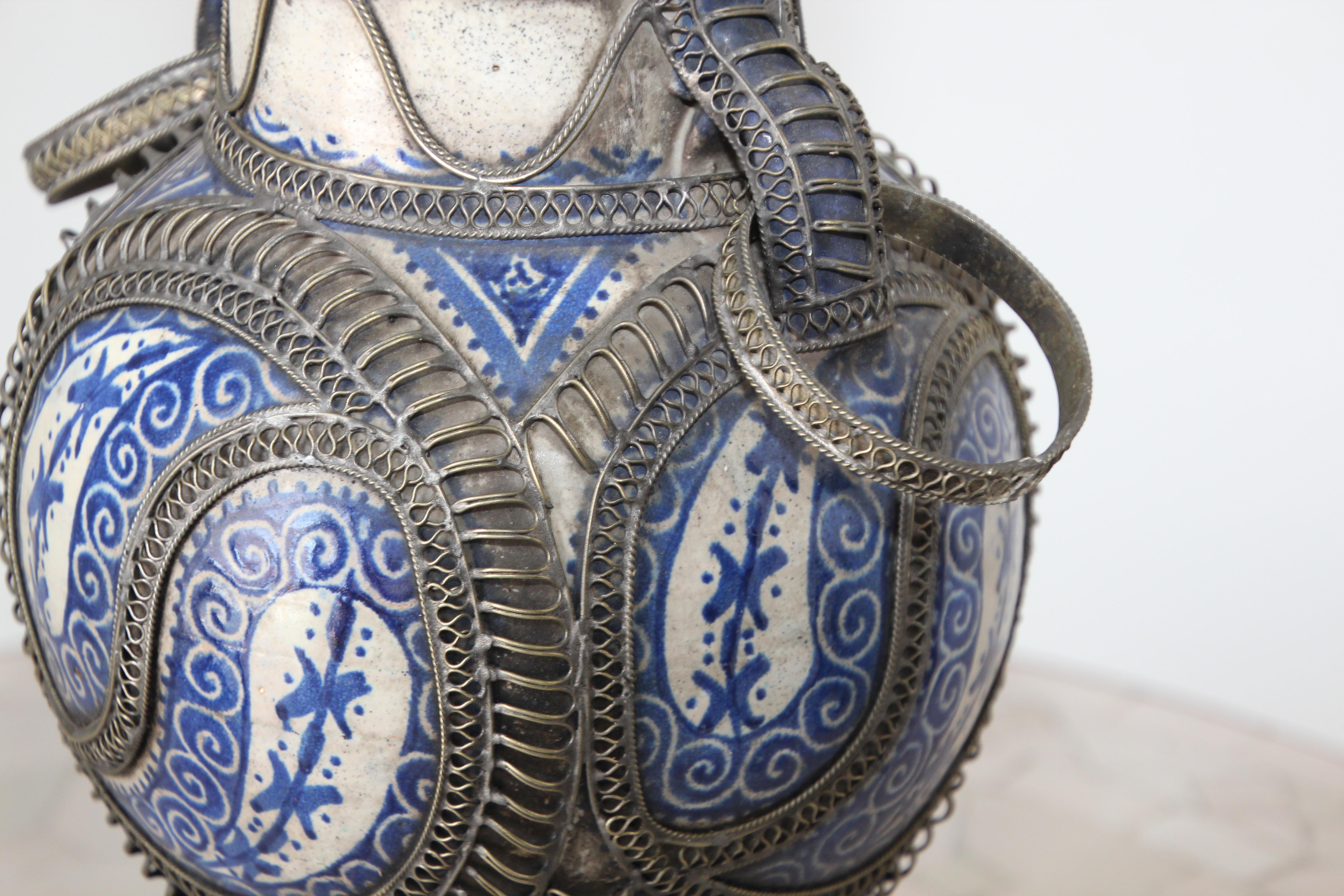 Moorish Moroccan Blue and White Ceramic Vase from Fez with Silver Filigree For Sale 7
