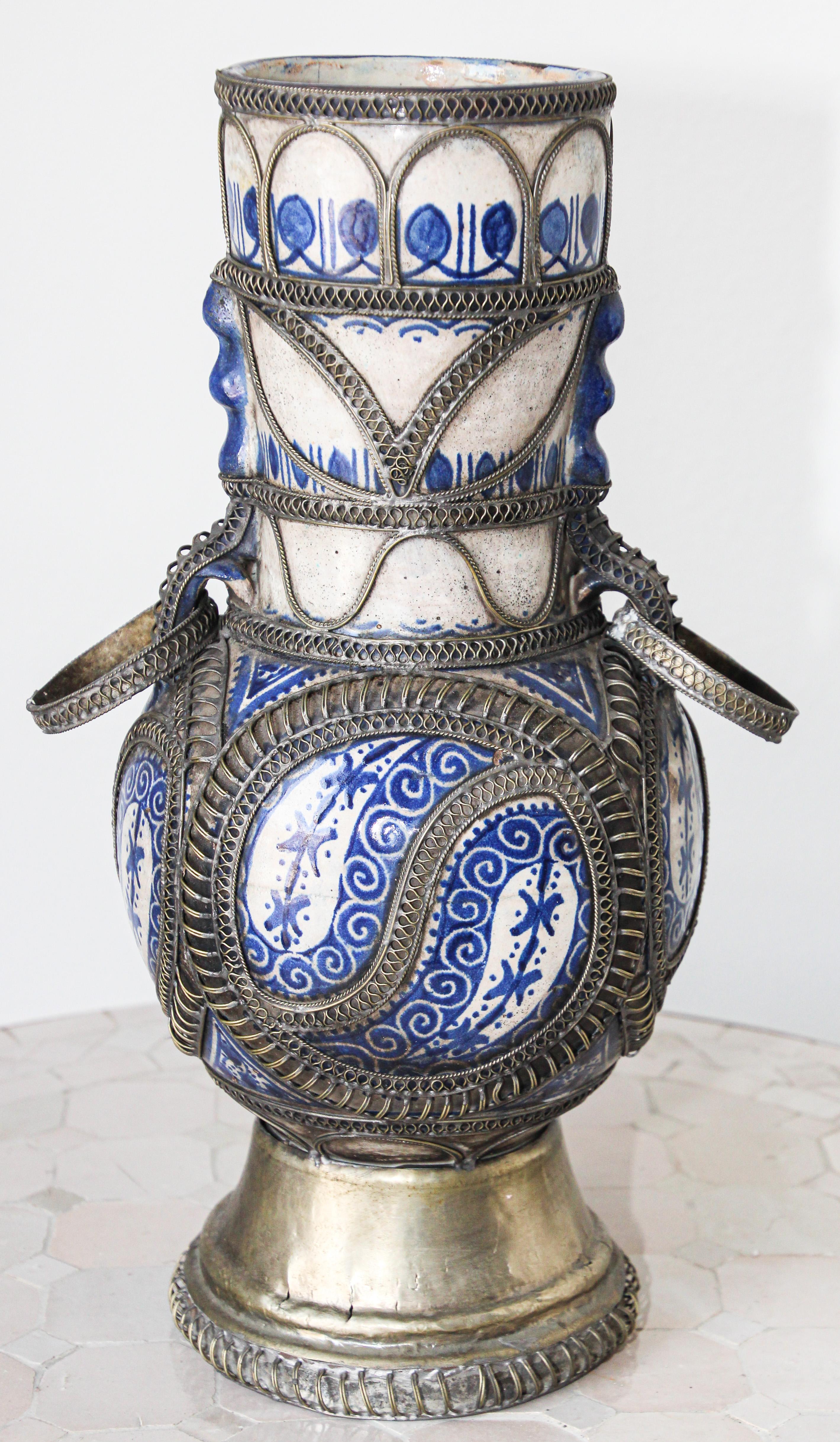 Moorish Moroccan Blue and White Ceramic Vase from Fez with Silver Filigree For Sale 2