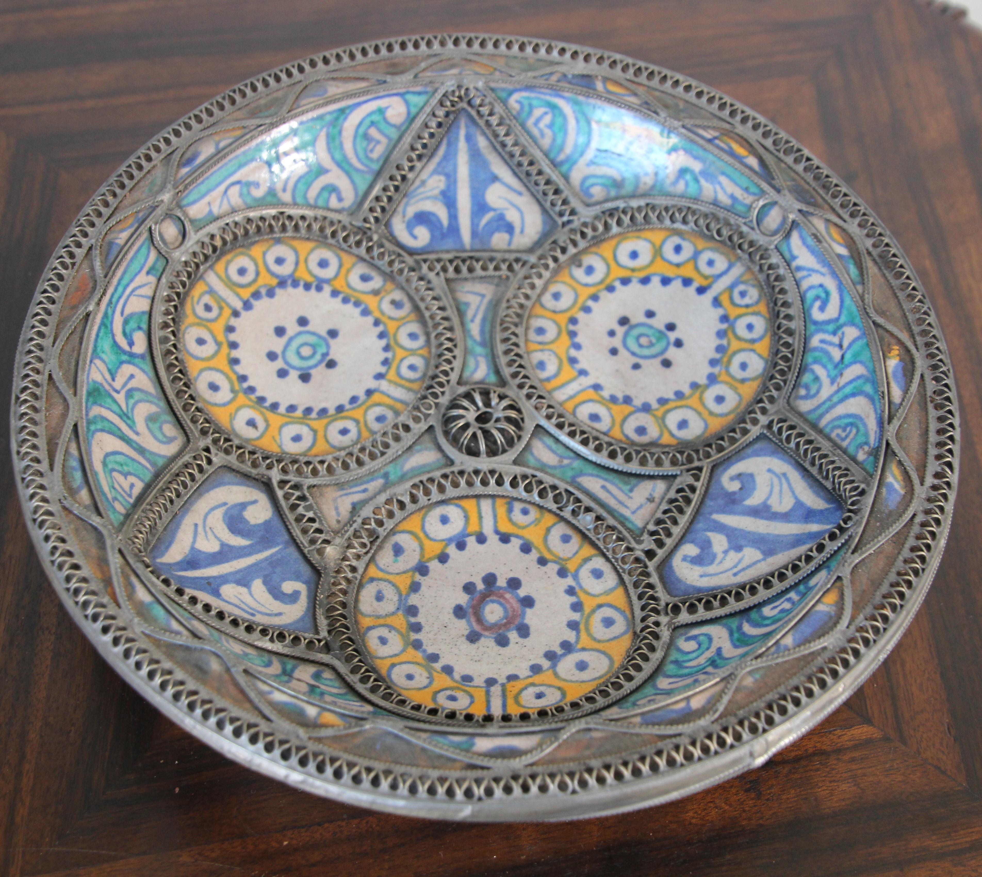 Bol, plat en céramique décorative mauresque marocaine polychrome, fabriqué à la main à Fès. 
Bleu de Fez, très beaux designs peints à la main par un artiste de Fez.
Motifs mauresques géométriques et floraux et ornés de motifs en filigrane en