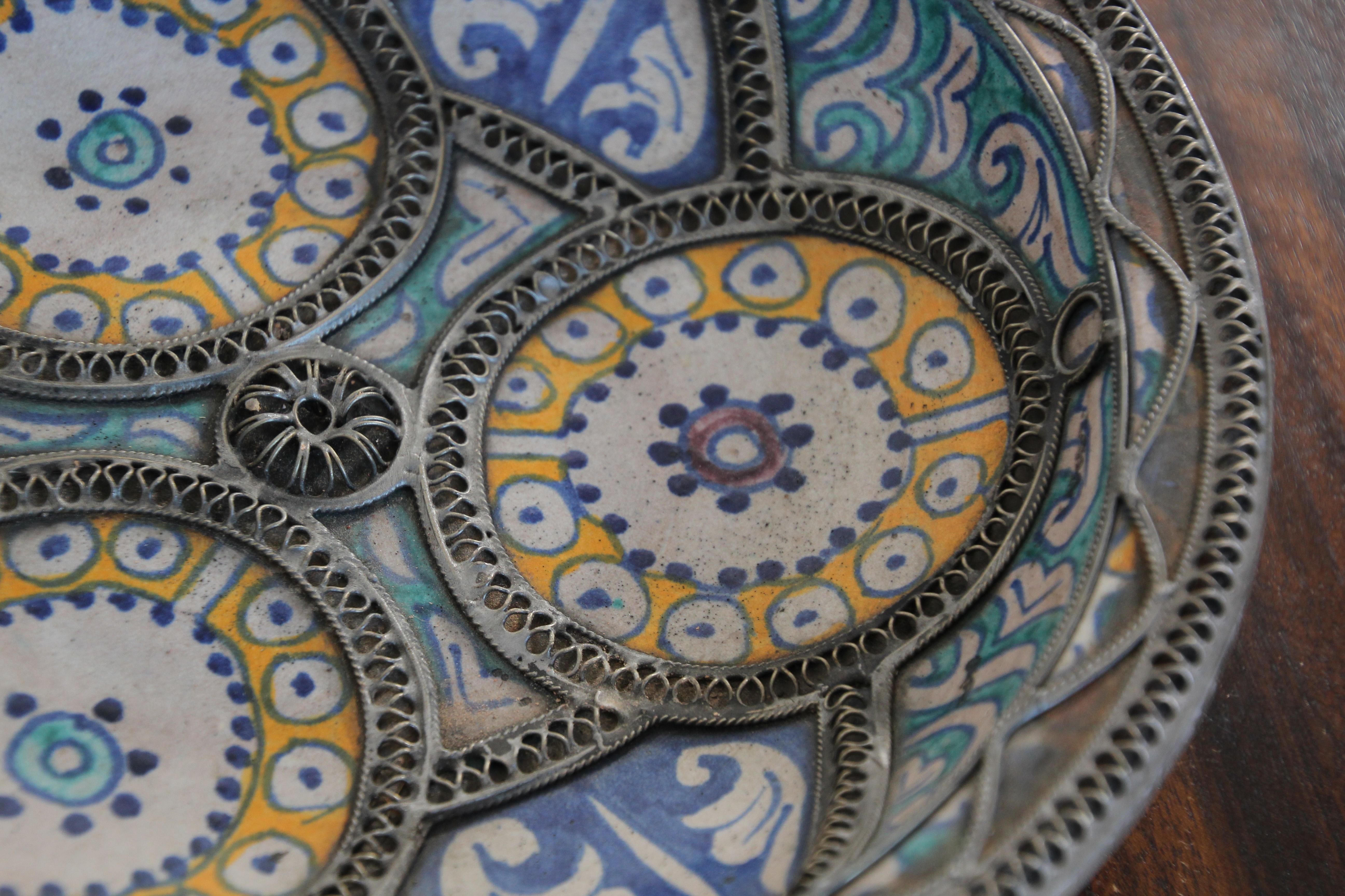Céramique Bol marocain ancien orné d'un filigrane d'argent mauresque de Fez en vente