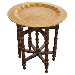 Table à boissons de style marocain mauresque en bois dur et plateau pliant en laiton