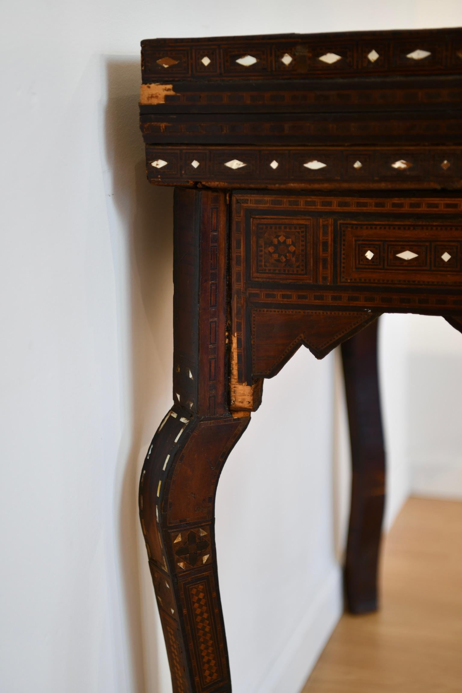 Maurischer Spieltisch aus Perlmutt (20. Jahrhundert) im Angebot