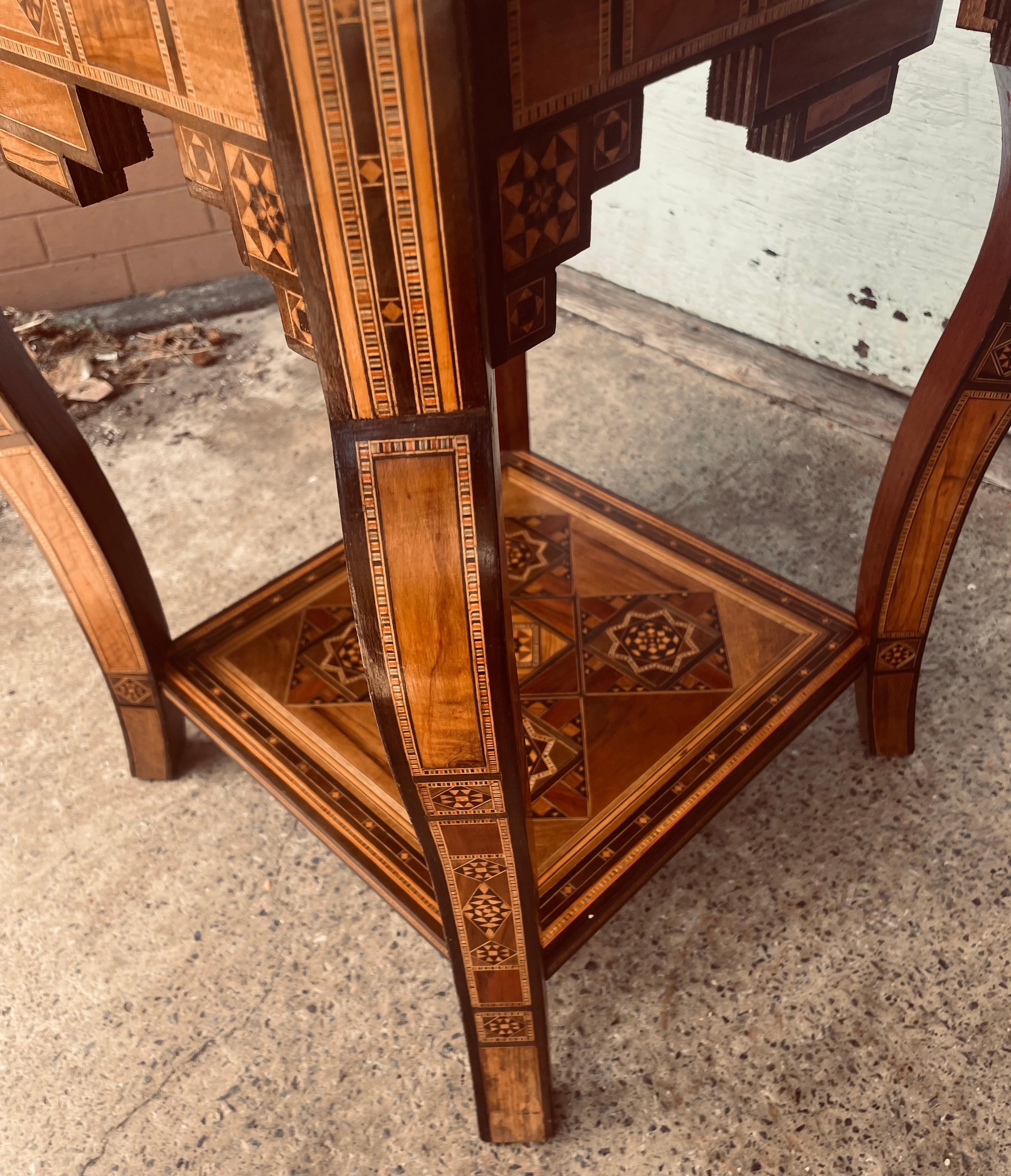 Tavolo da tè quadrato occasionale con intarsio in legno di madreperla moresco In condizioni buone in vendita a Clifton Forge, VA