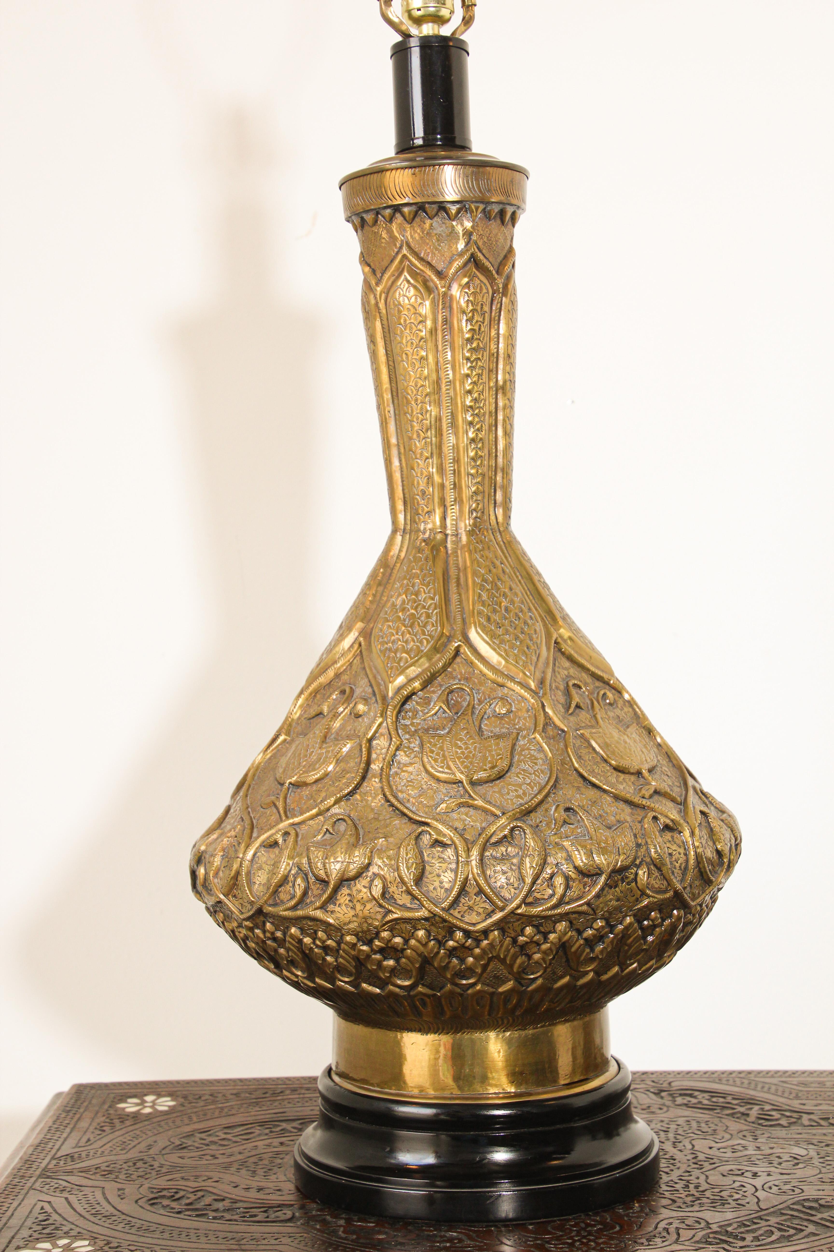 Lámpara de mesa morisca mogol indo persa islámica de latón Morisco en venta