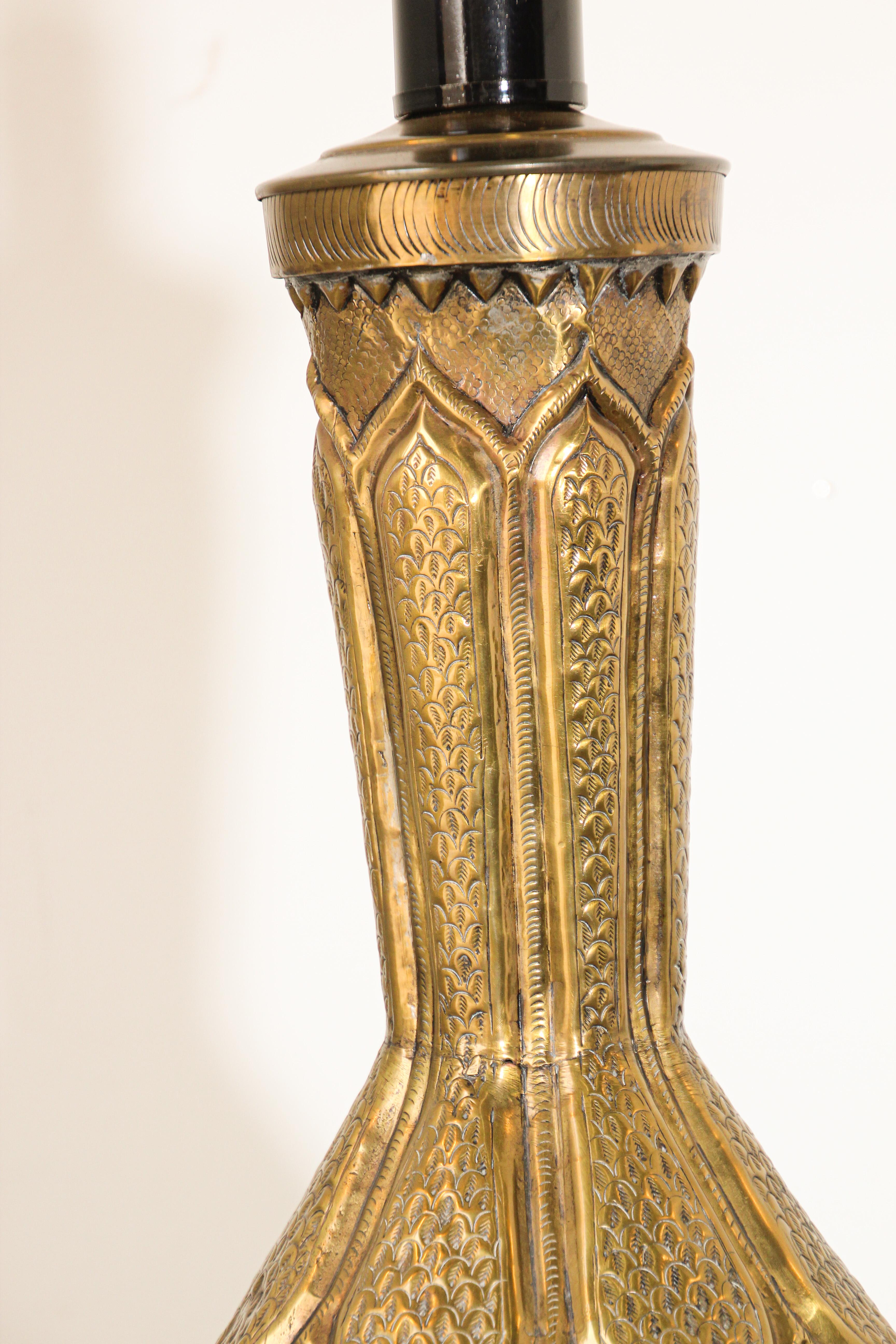 Sculpté à la main Lampe de bureau en laiton mauresque moghol indo-persan en vente
