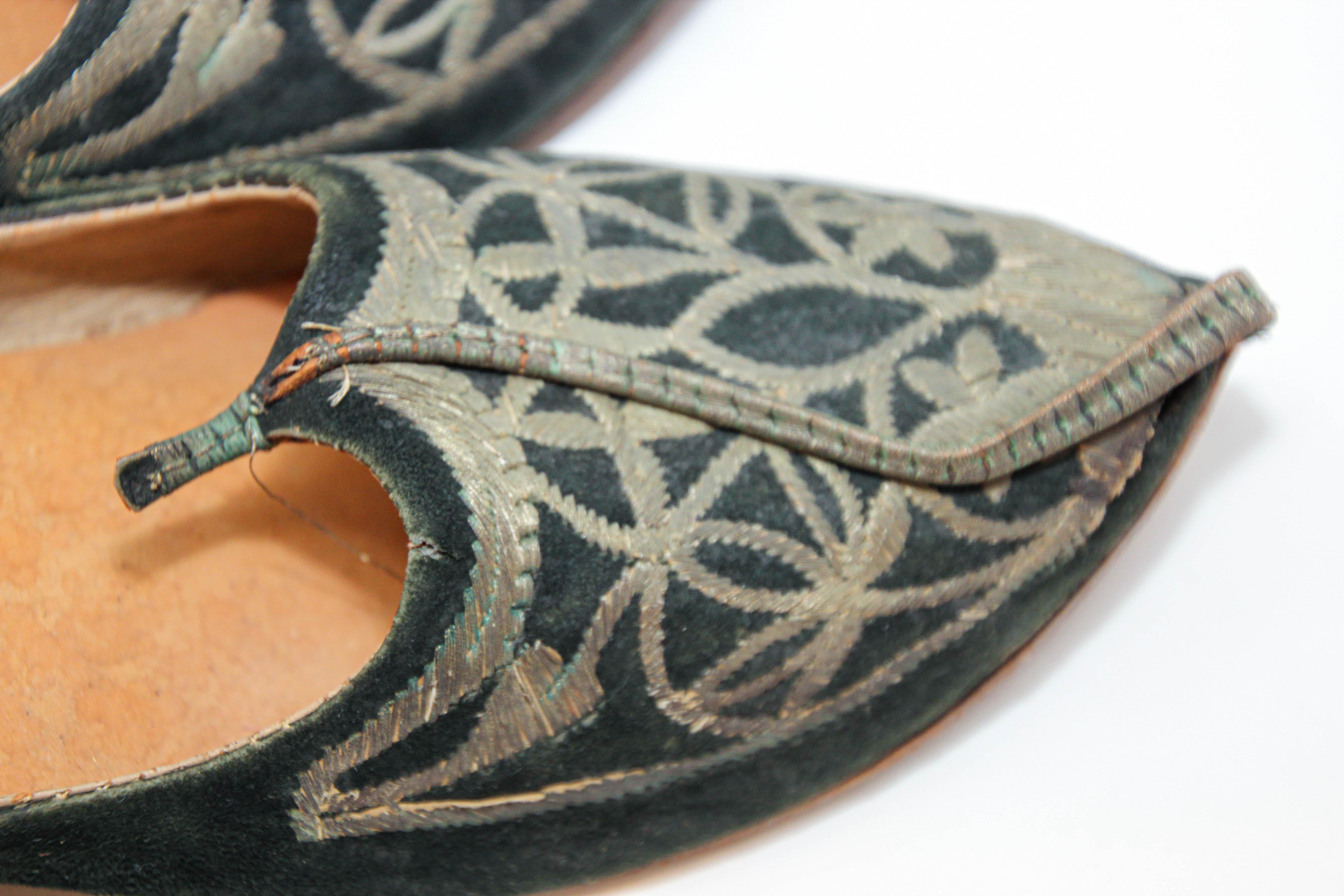 Chaussures en cuir noir à bout recourbé de style moghol, provenant du domaine Tony Duquette en vente 8