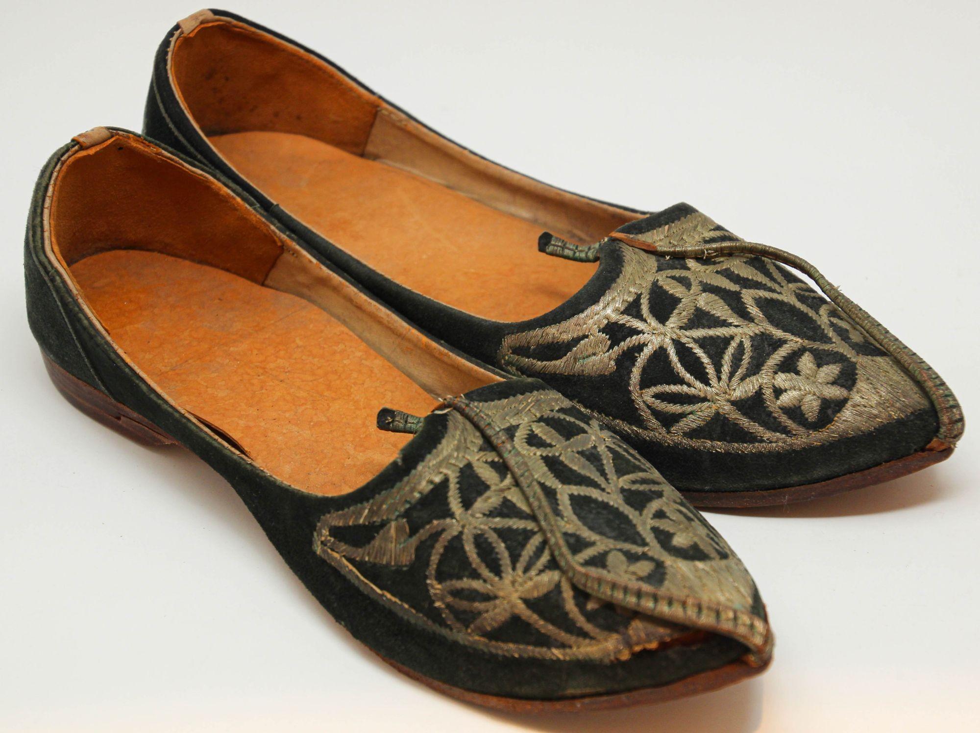 Moorish Mughal Style Curled Toe Black Leather Shoes from Tony Duquette Estate For Sale 6