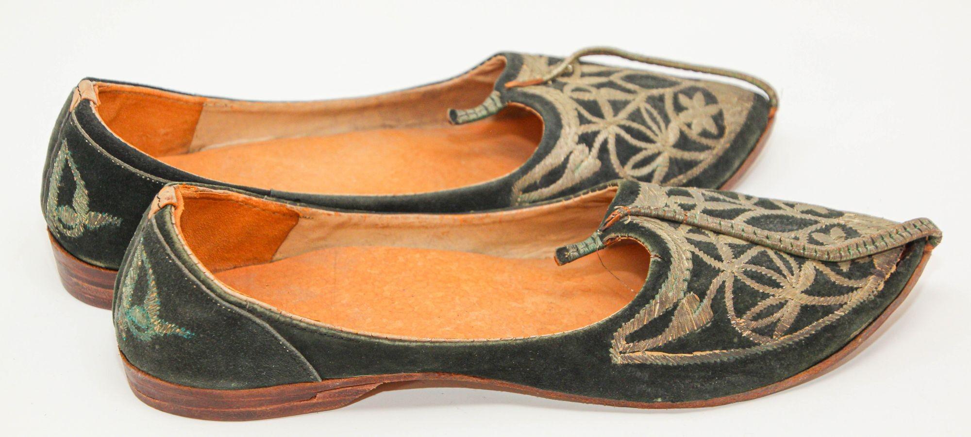 Vintage Collectible Moorish Mughal style Curled Toe Black Leather Shoes from Tony Duquette Estate.
handmade with leather body, the fronts elaborately decorated in handstitched metal bullion. Tapered returned leather front projection in “genie”