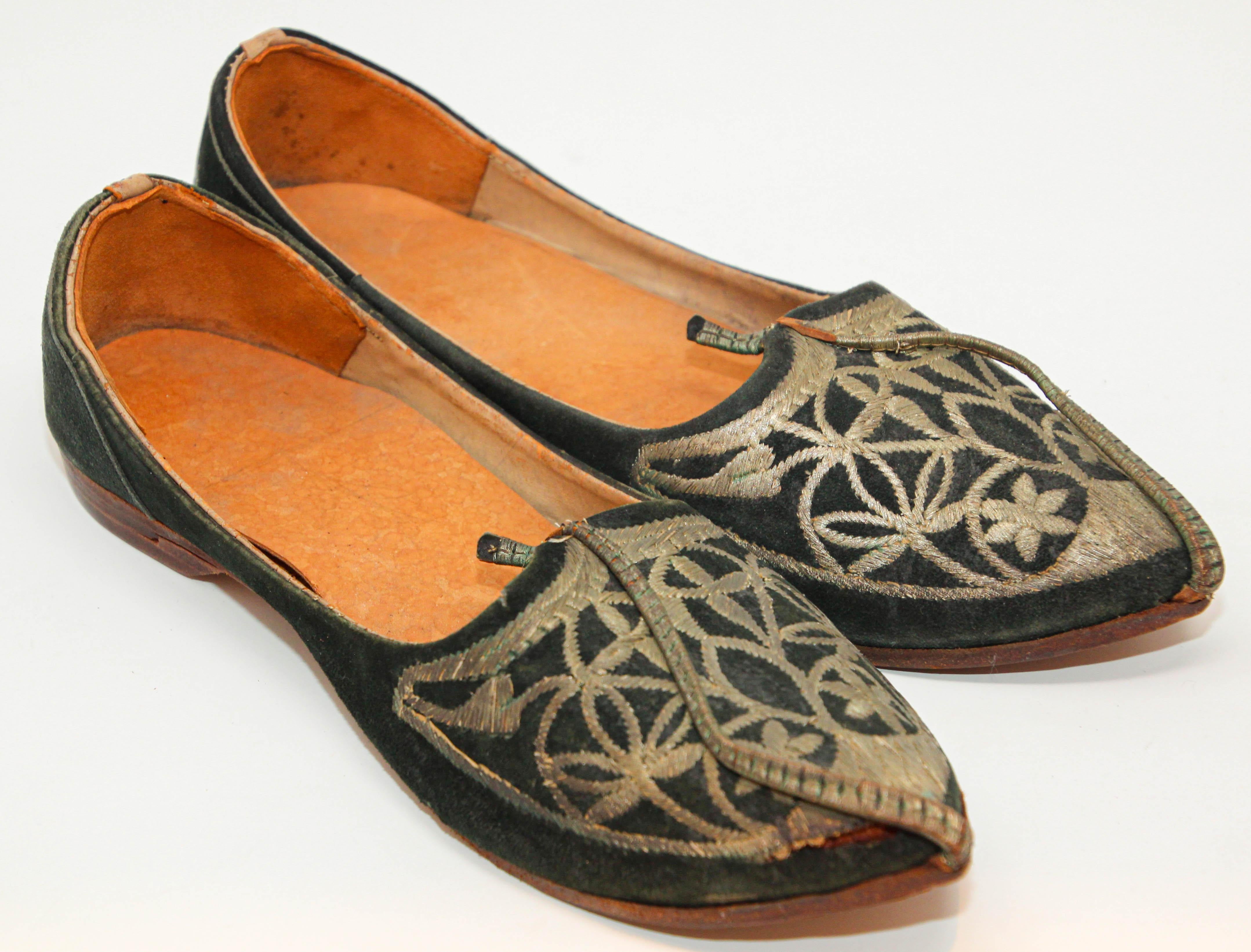 Vintage Collectible Moorish Mughal style Curled Toe Black Leather Shoes from Tony Duquette Estate.
Hand made with leather body, the fronts elaborately decorated in hand-stitched metal bullion. Tapered returned leather front projection in “genie”
