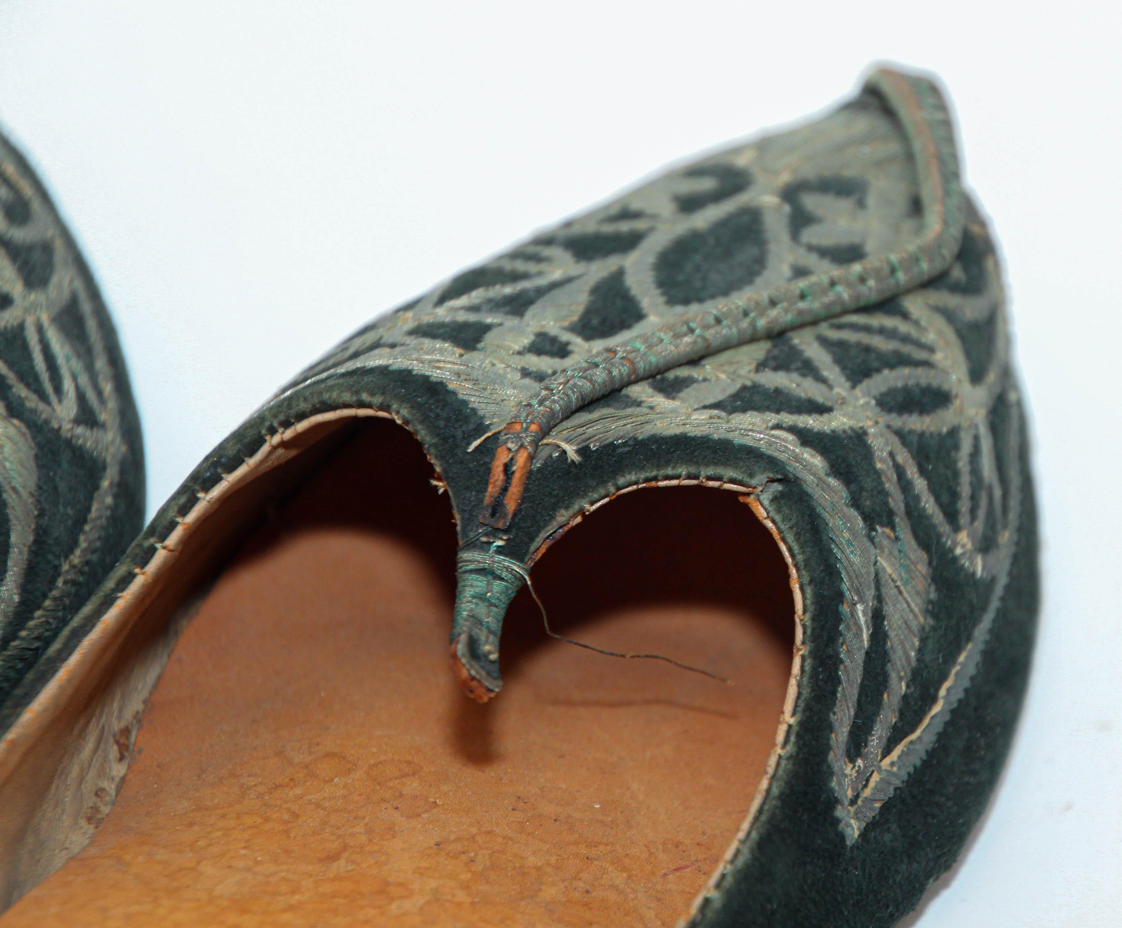Chaussures en cuir noir à bout recourbé de style moghol, provenant du domaine Tony Duquette en vente 2