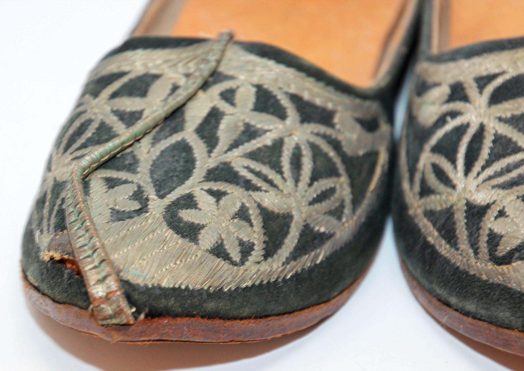 Moorish Mughal Style Curled Toe Black Leather Shoes from Tony Duquette Estate In Fair Condition For Sale In North Hollywood, CA