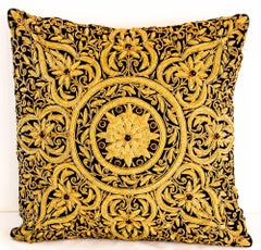 Cojín Almohada Morisco Estilo Mogol con Bordado de Hilos Metálicos Dorados en Relieve