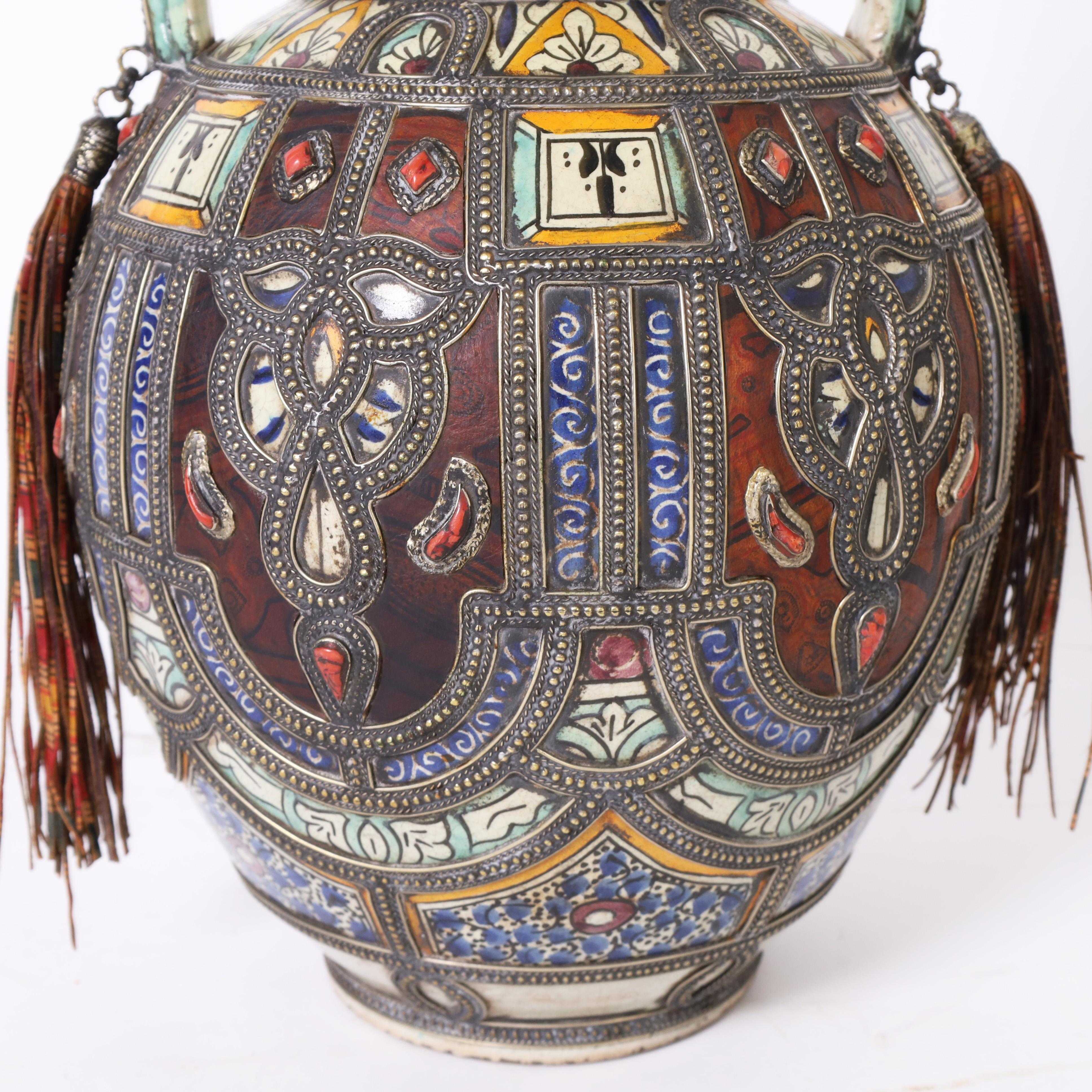 Paar maurische Urnen aus Steingut und Metallarbeiten mit Deckeln aus Moorish (Handgefertigt) im Angebot