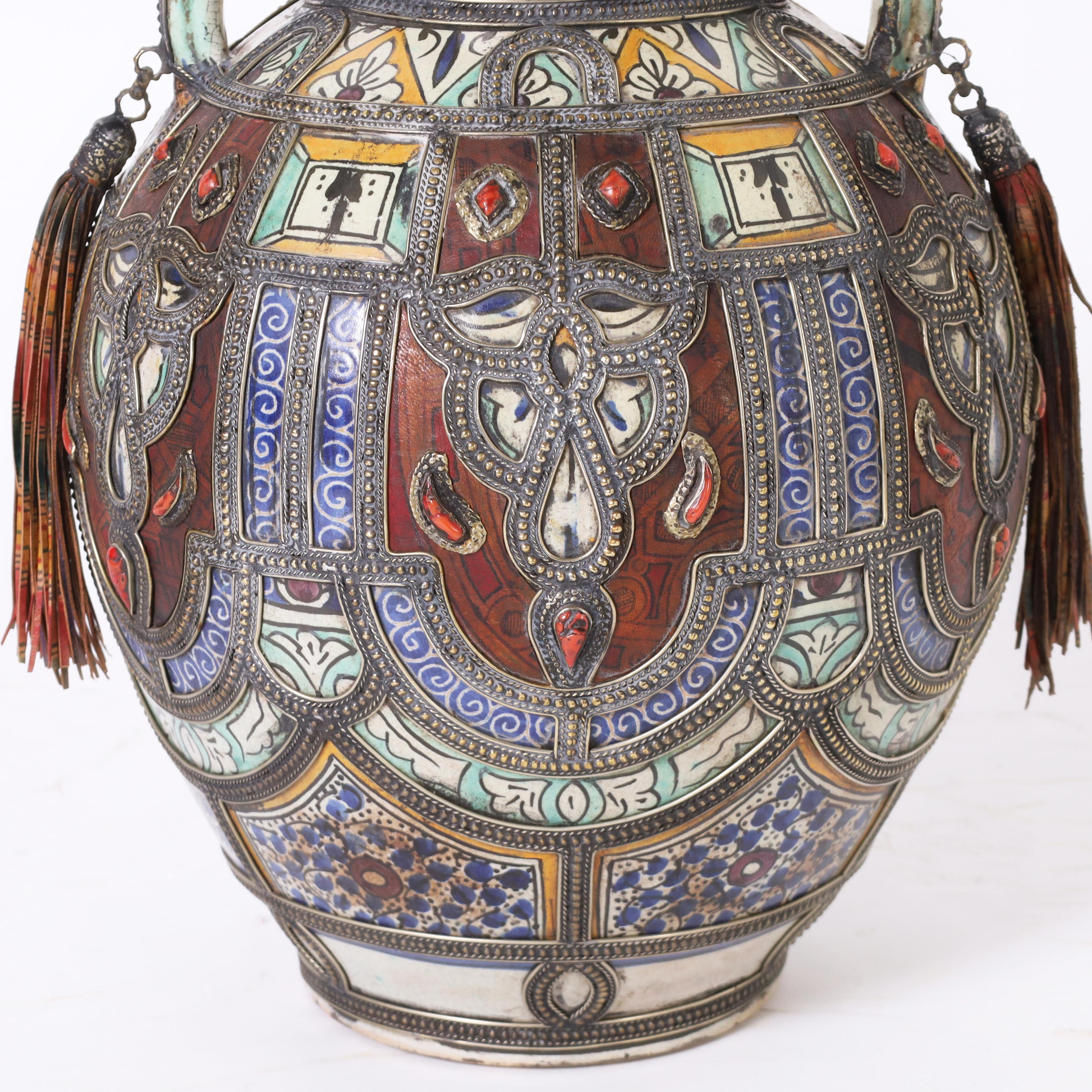 Paar maurische Urnen aus Steingut und Metallarbeiten mit Deckeln aus Moorish im Angebot 2