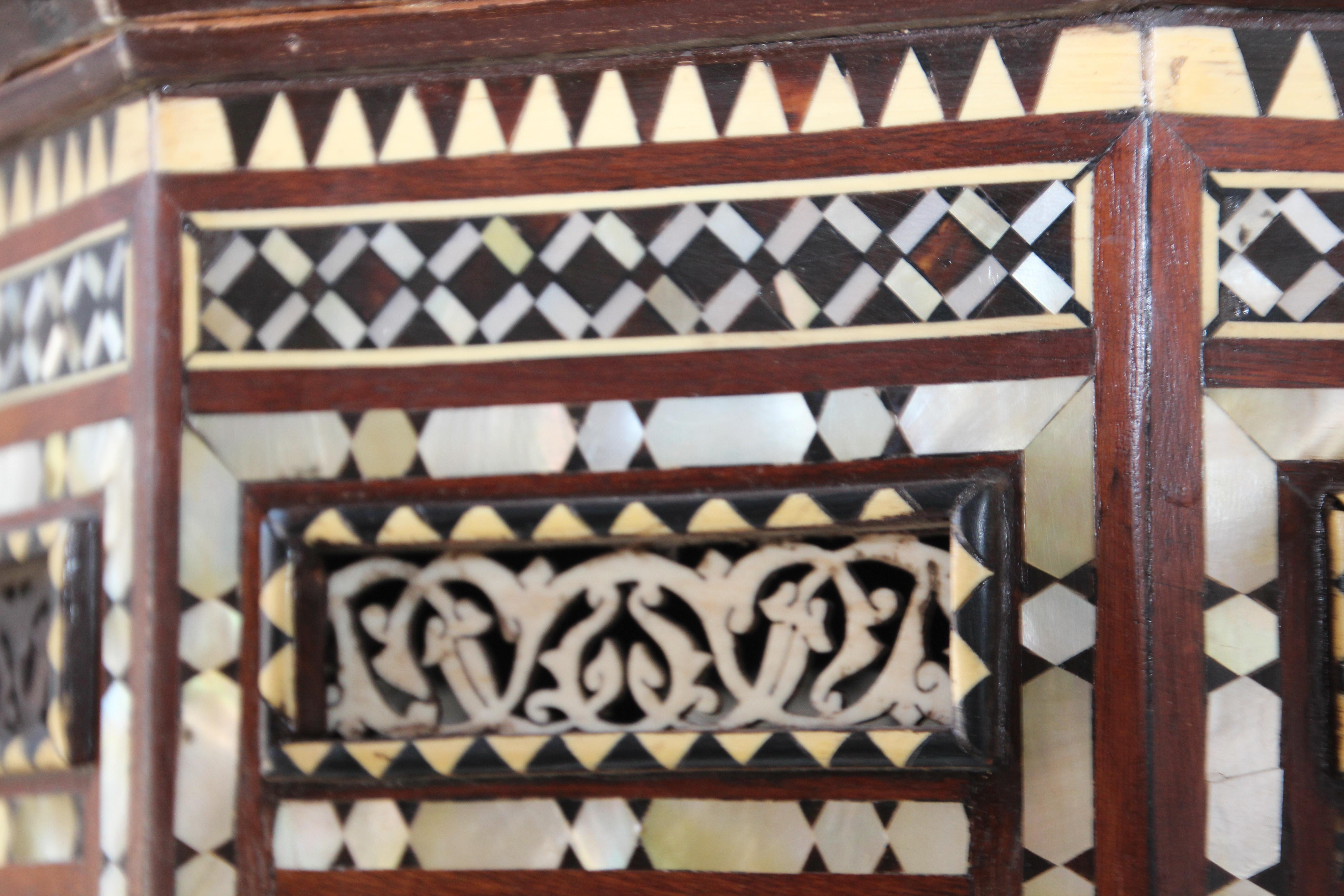 XIXe siècle Paire de guéridons mauresques anciens incrustés de mosaïques en vente