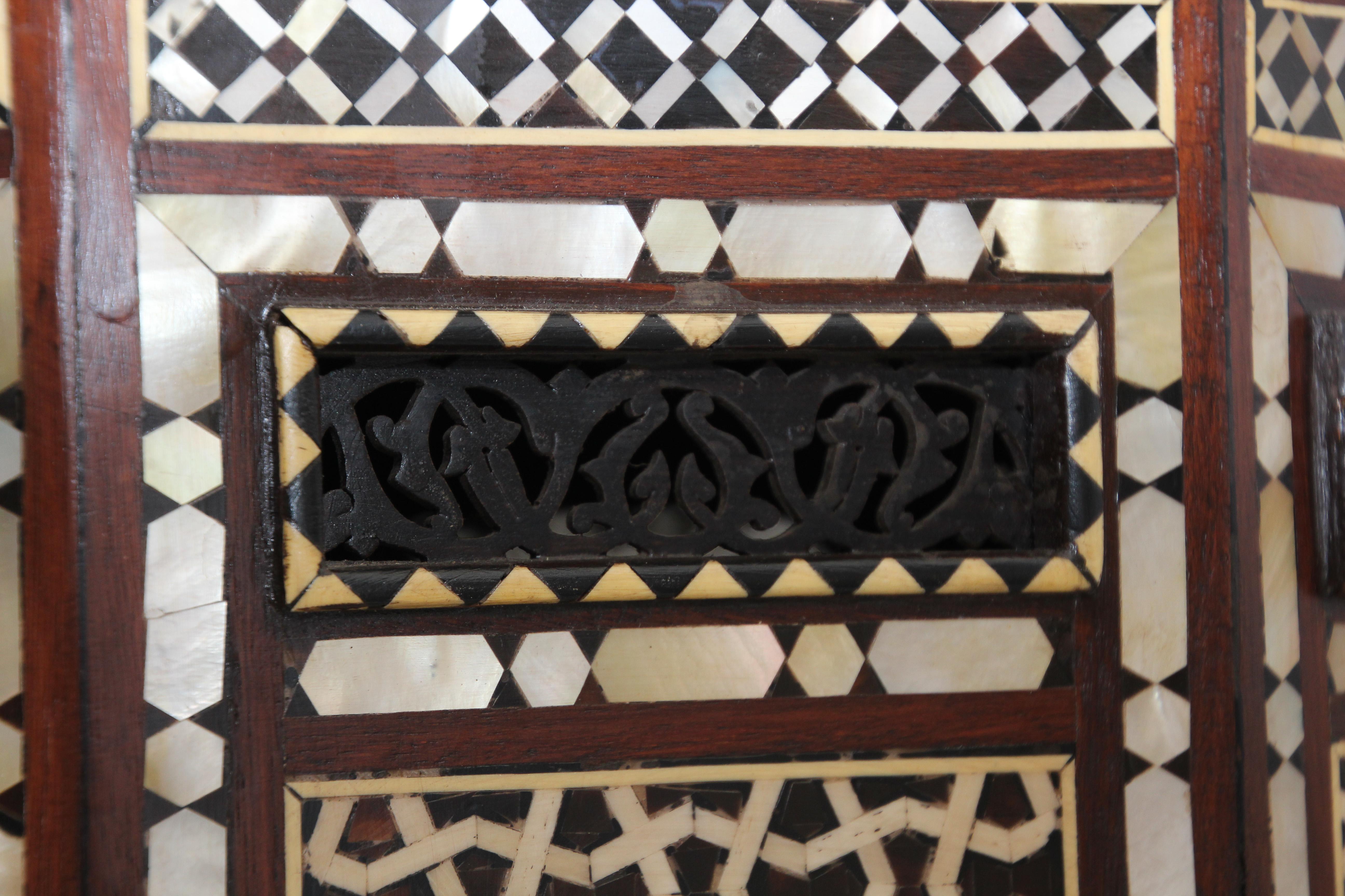 Antike maurische Beistelltische mit Mosaik-Intarsien, Paar (Obstholz) im Angebot