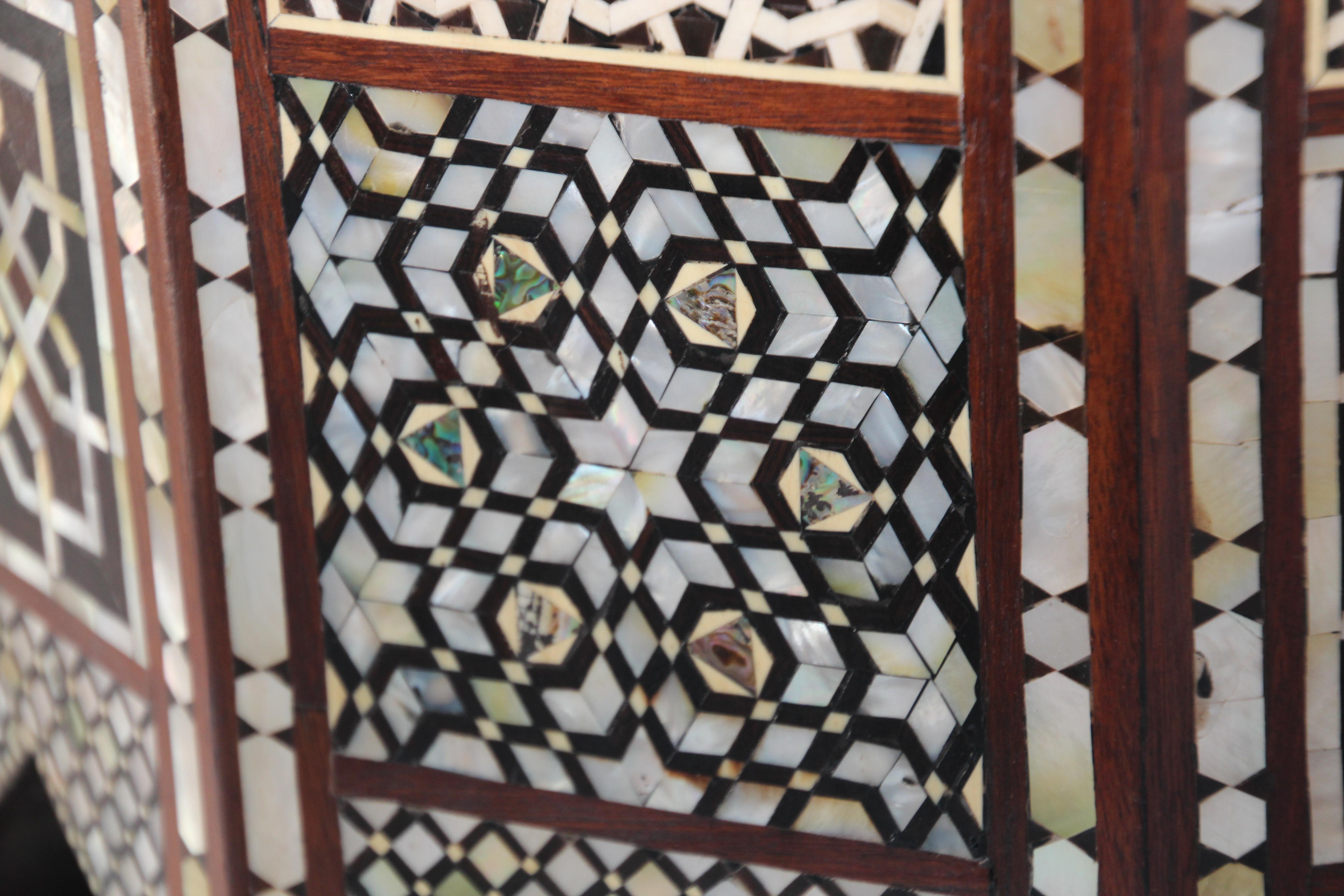 Antike maurische andalusische The Pedestal Tische mit Mosaikeinlage, ein Paar im Angebot 1