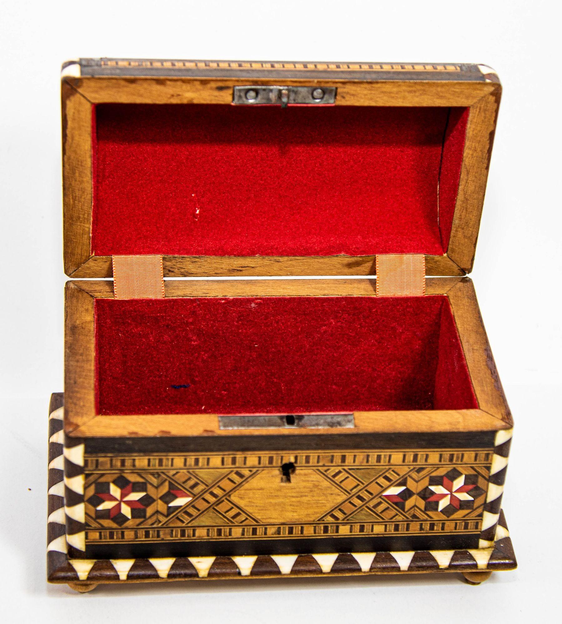 Coffret à bijoux en marqueterie de bois mauresque d'Espagne à couvercle arqué en vente 3