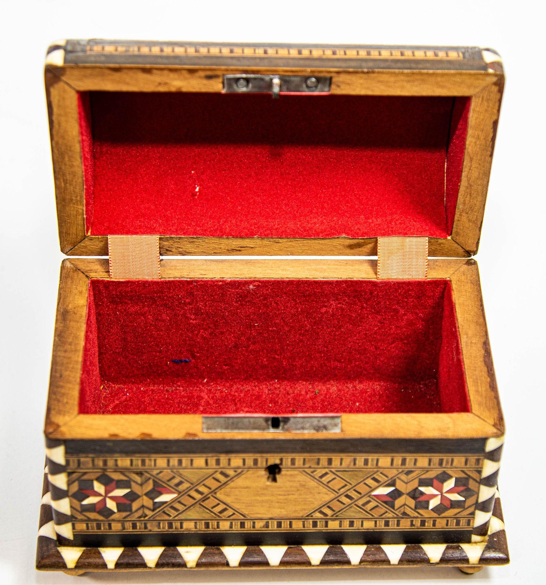 Coffret à bijoux en marqueterie de bois mauresque d'Espagne à couvercle arqué en vente 5