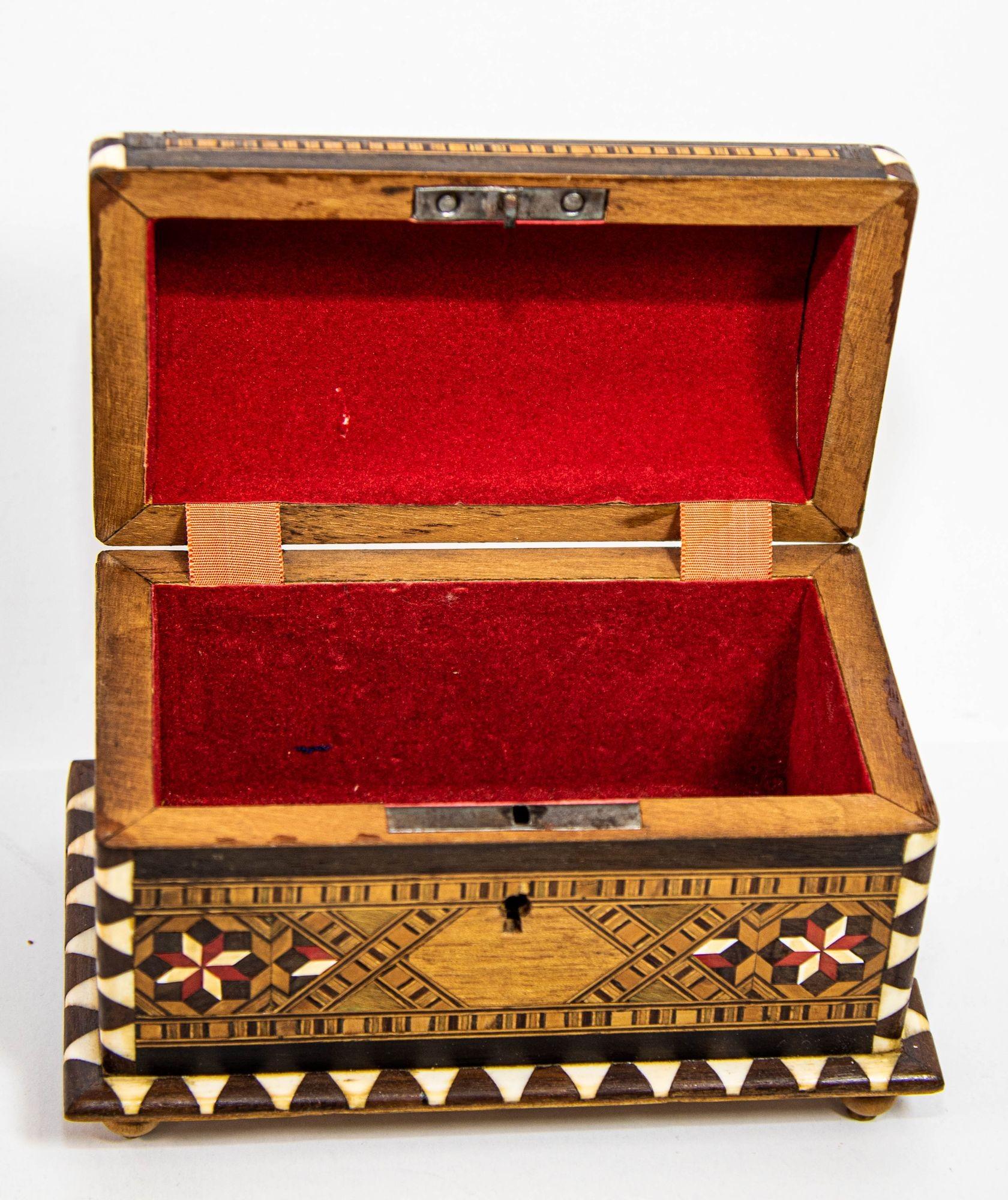 Coffret à bijoux en marqueterie de bois mauresque d'Espagne à couvercle arqué en vente 8