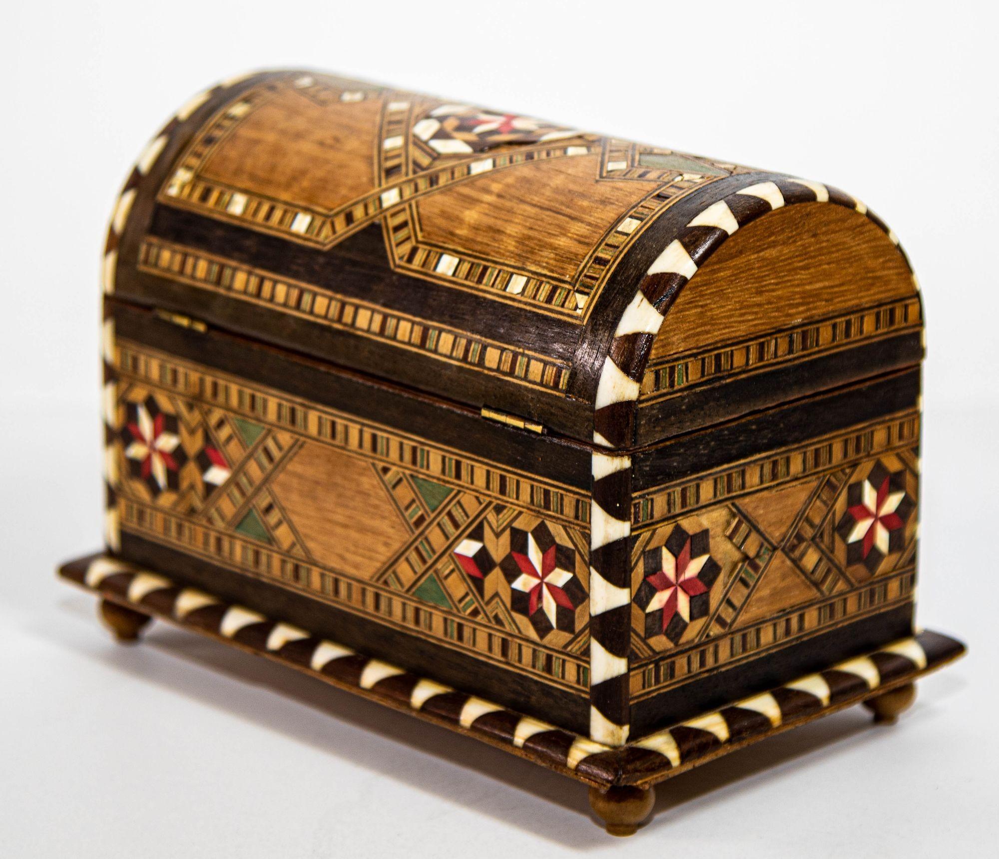 Moorish Spain Arch Top Intricate detailed wood inlaid Marquetry Jewelry box.
An Hispano Moresque Arch Top Wood Inlaid Marquetry Jewelry Box Casket.
Moorish style early to mid 20th century of typical shape, resting on four bulbous wooden feet, the