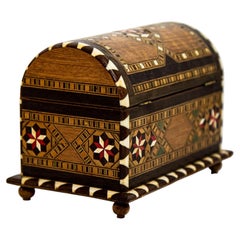 Coffret à bijoux en marqueterie de bois mauresque d'Espagne à couvercle arqué