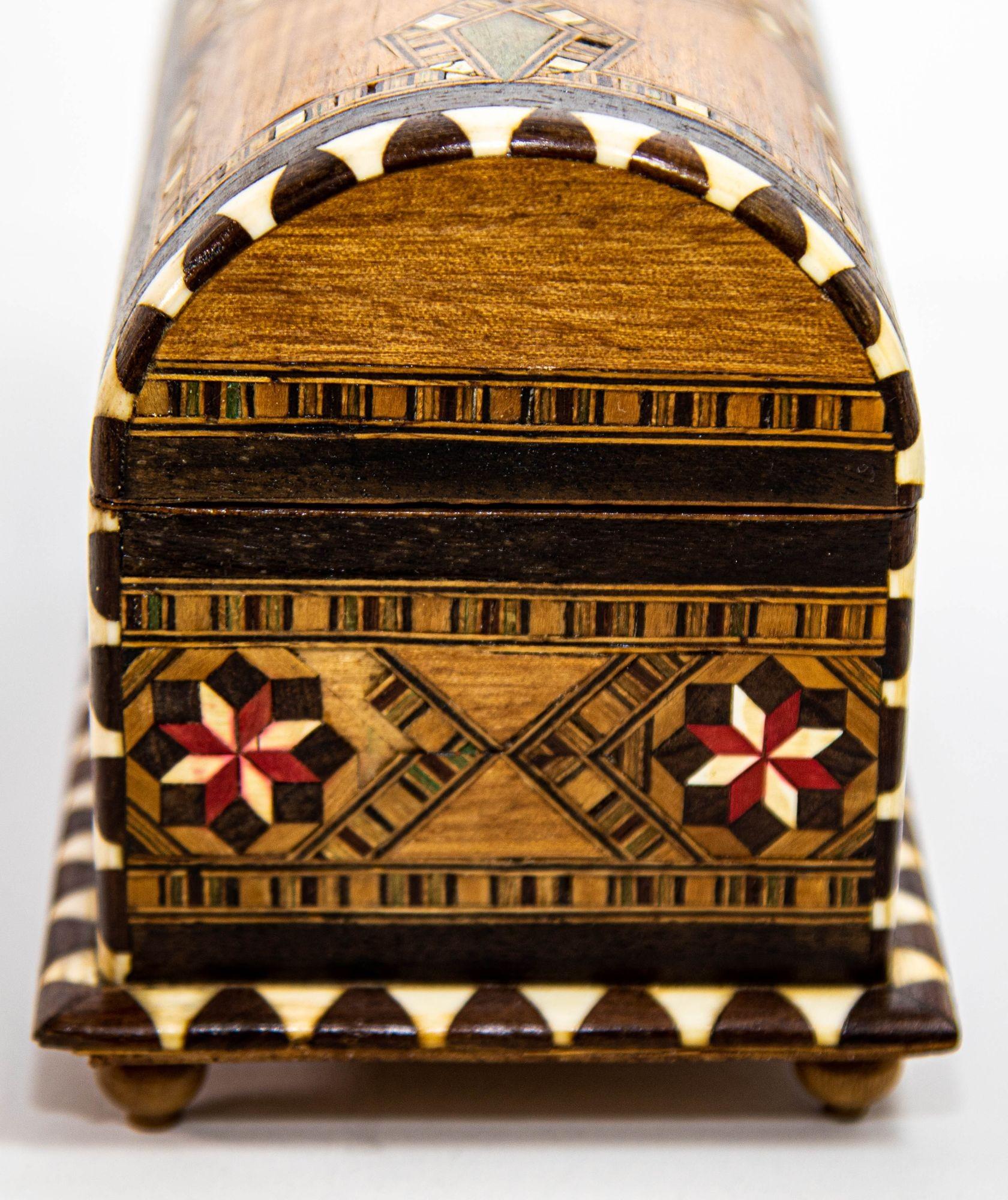 20ième siècle Coffret à bijoux en marqueterie de bois mauresque d'Espagne à couvercle arqué en vente