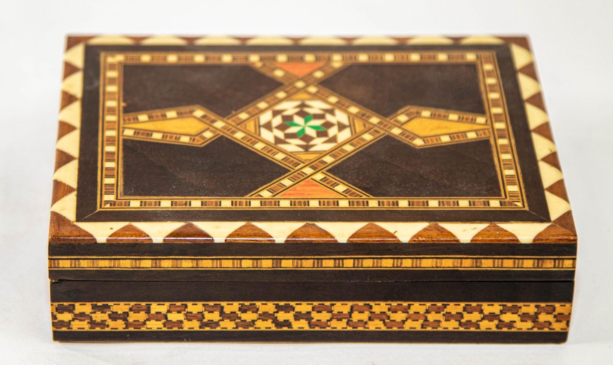 Mitte des 20. Jahrhunderts maurische Spanien Intarsien Mosaik Box.
Handgefertigtes geometrisches Unikat im maurischen Design.
Syrischer Stil aus dem Nahen Osten, maurisches Spanien Granada mit Mikro-Mosaik-Einlegearbeiten.
Atemberaubende