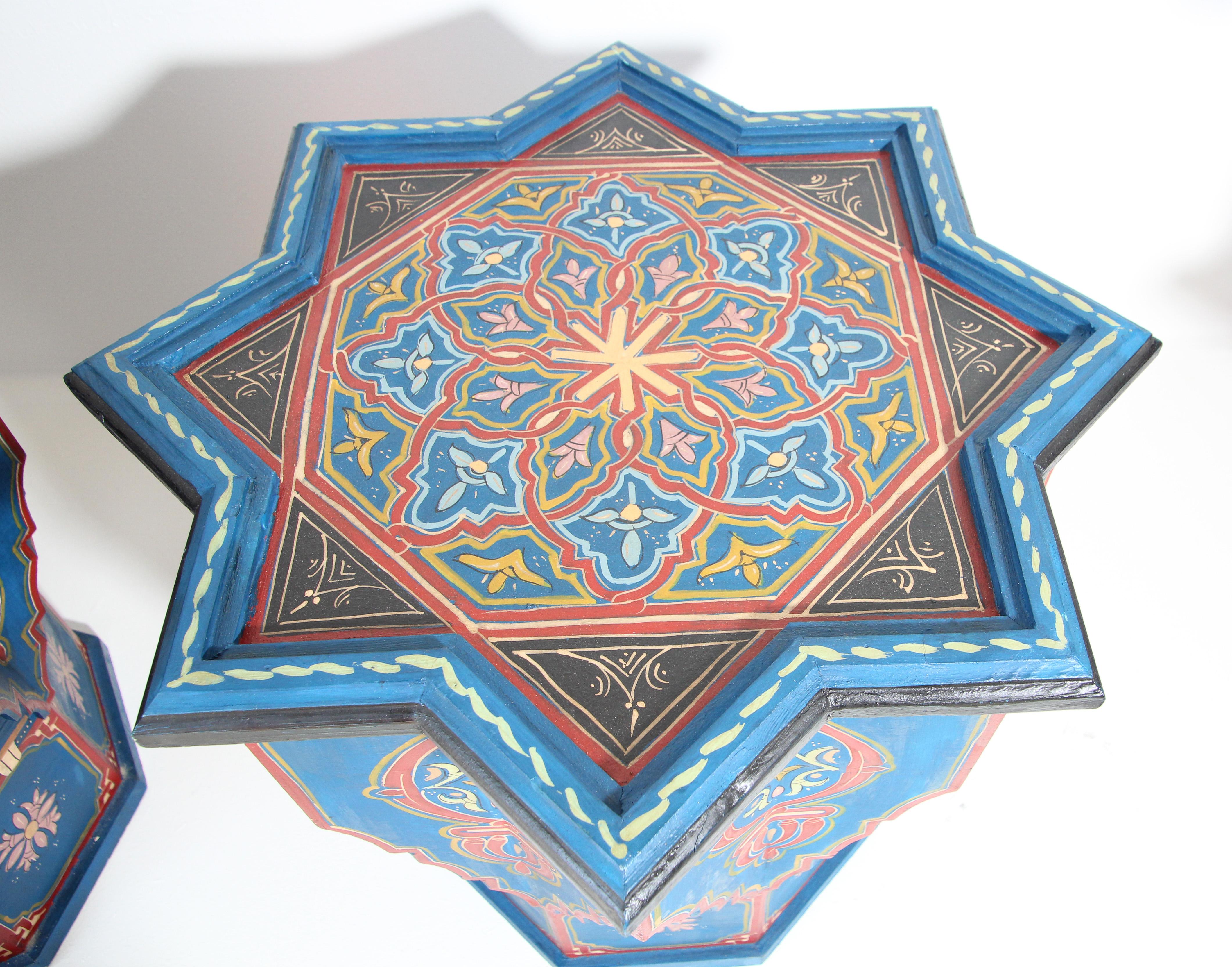 Milieu du XXe siècle Paire de tables à boissons d'appoint marocaines bleue en forme d'étoile mauresque des années 1960 en vente